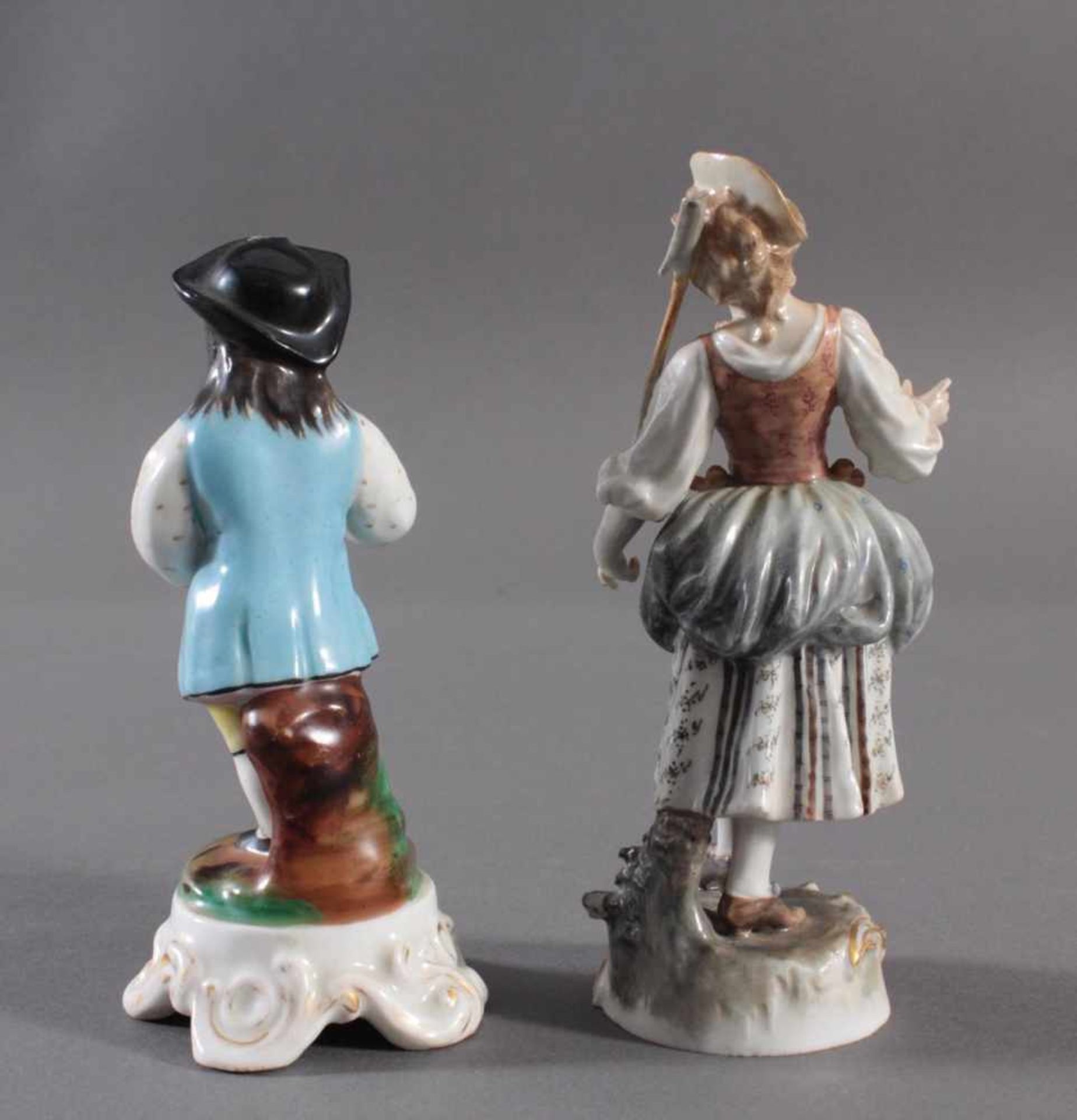 Zwei PorzellanfigurenGärtnerin auf Rocaillesockel, farbig staffiert, Finger bestoßen an der - Image 2 of 6