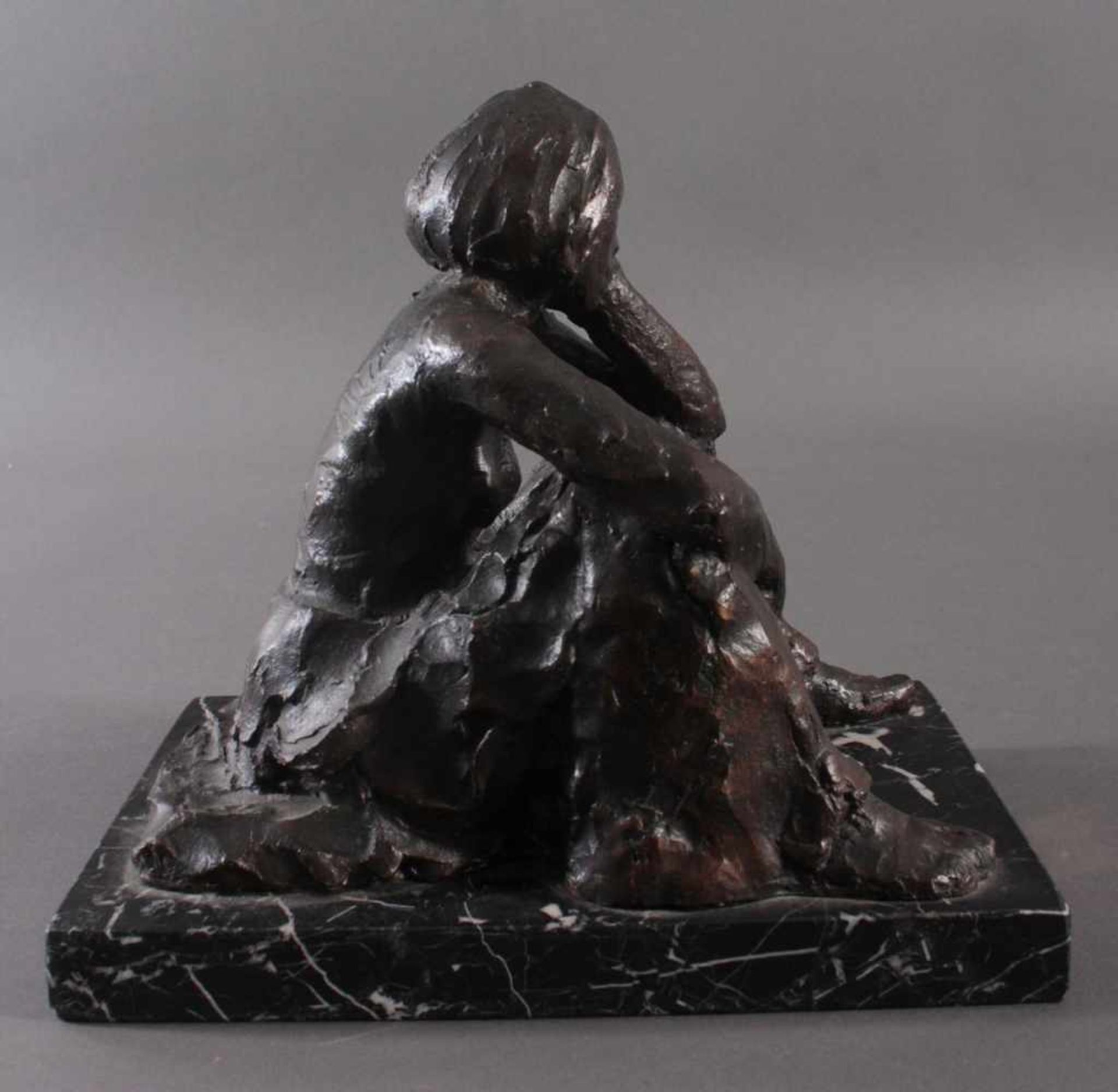 Bronze Skulptur J. MirallesSitzende, nachdenkliche Frau. auf Marmorplatte aufgebracht. Signatur im - Bild 3 aus 6