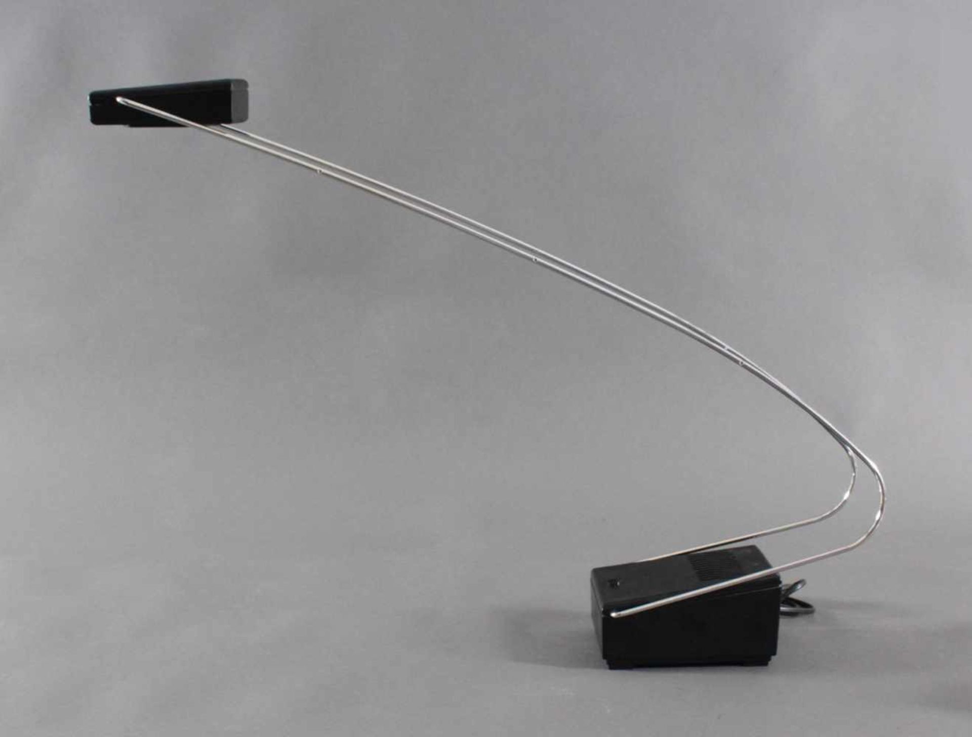 Designer Tischlampe, 80er JahreKunststoff/Metall. Lampe mit Halogen Beleuchtung, ca. H-52 cm.