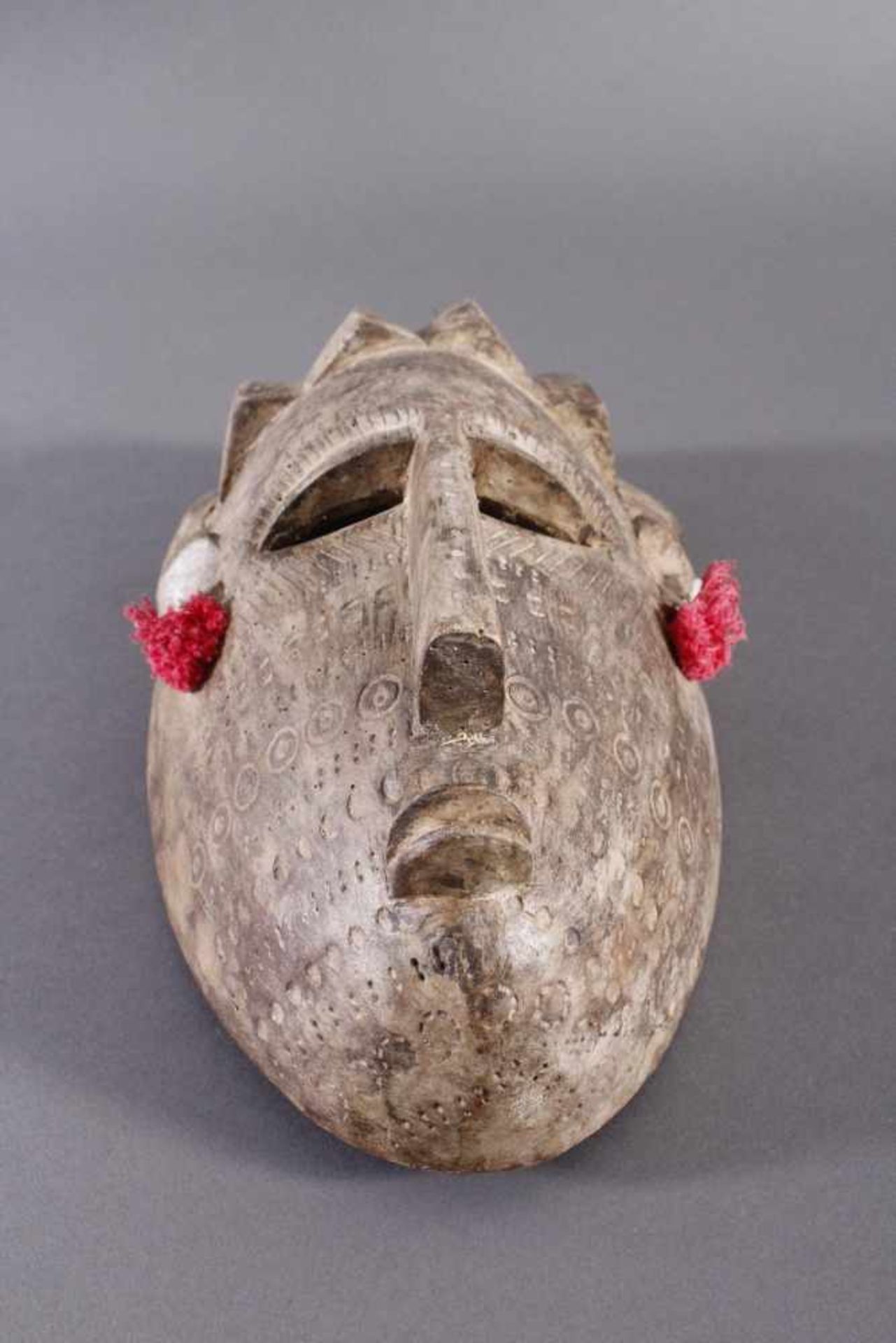 Antike Maske, Bambara, MaliHolz, geschnitzt, Musterritzungen, kleine Quasten als Ohrschmuck, ca. L- - Image 5 of 5