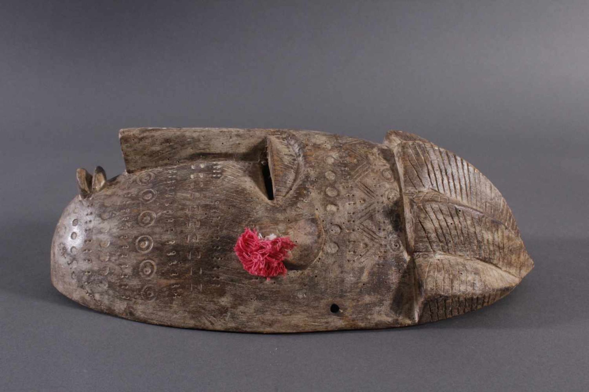 Antike Maske, Bambara, MaliHolz, geschnitzt, Musterritzungen, kleine Quasten als Ohrschmuck, ca. L- - Image 4 of 5