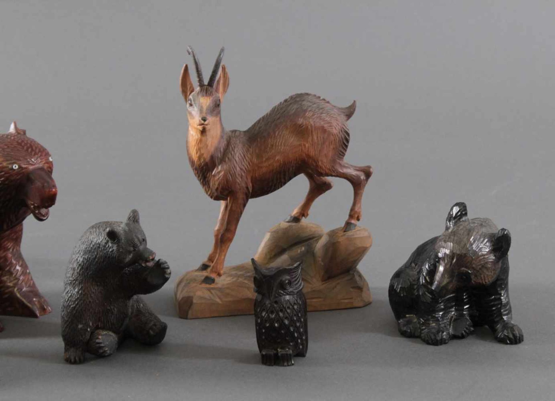 Konvolut Tierplastiken. Holz und KeramikVier Bärenfiguren. Keramik, signiert Suba Jozsef Makfalva, - Bild 3 aus 5