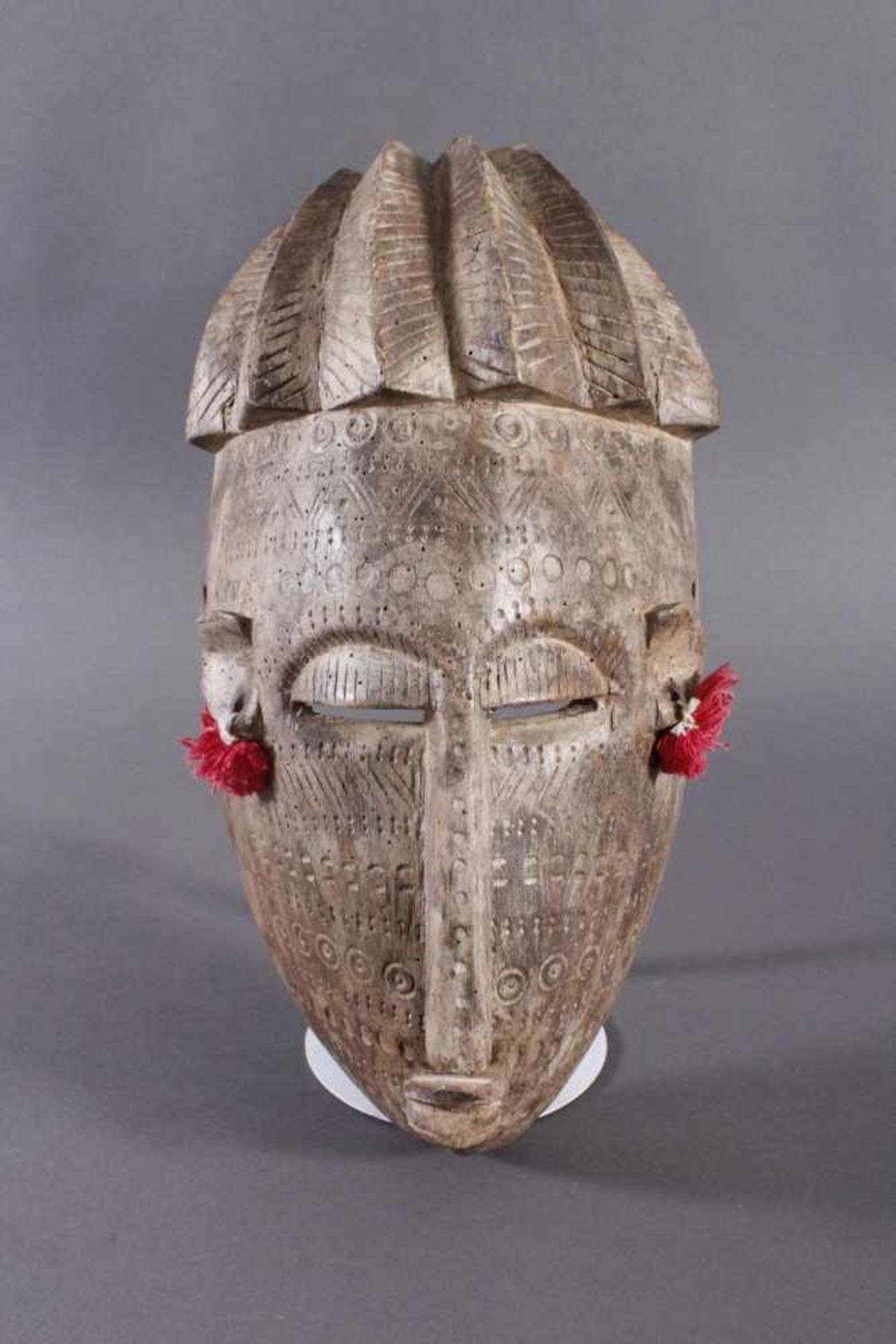 Antike Maske, Bambara, MaliHolz, geschnitzt, Musterritzungen, kleine Quasten als Ohrschmuck, ca. L-