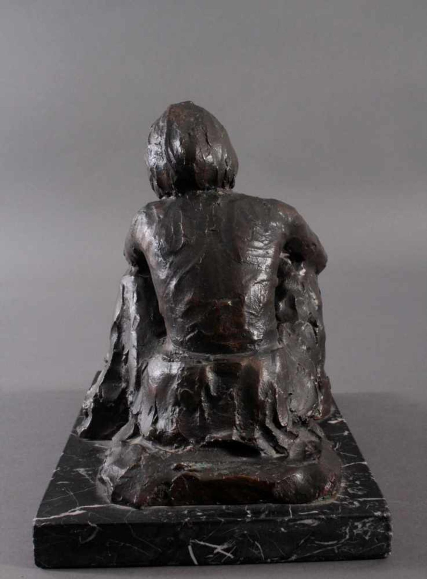 Bronze Skulptur J. MirallesSitzende, nachdenkliche Frau. auf Marmorplatte aufgebracht. Signatur im - Bild 4 aus 6