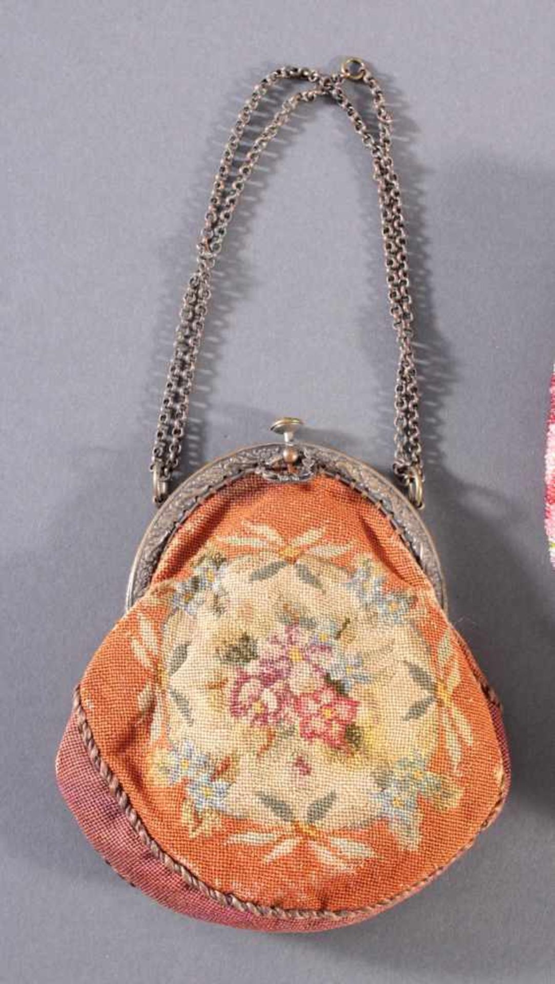 Biedermeier-Perlbeutel und Handtasche, 19. JahrhundertPerlbeutel, mit farbigen Glasperlen - Image 2 of 4