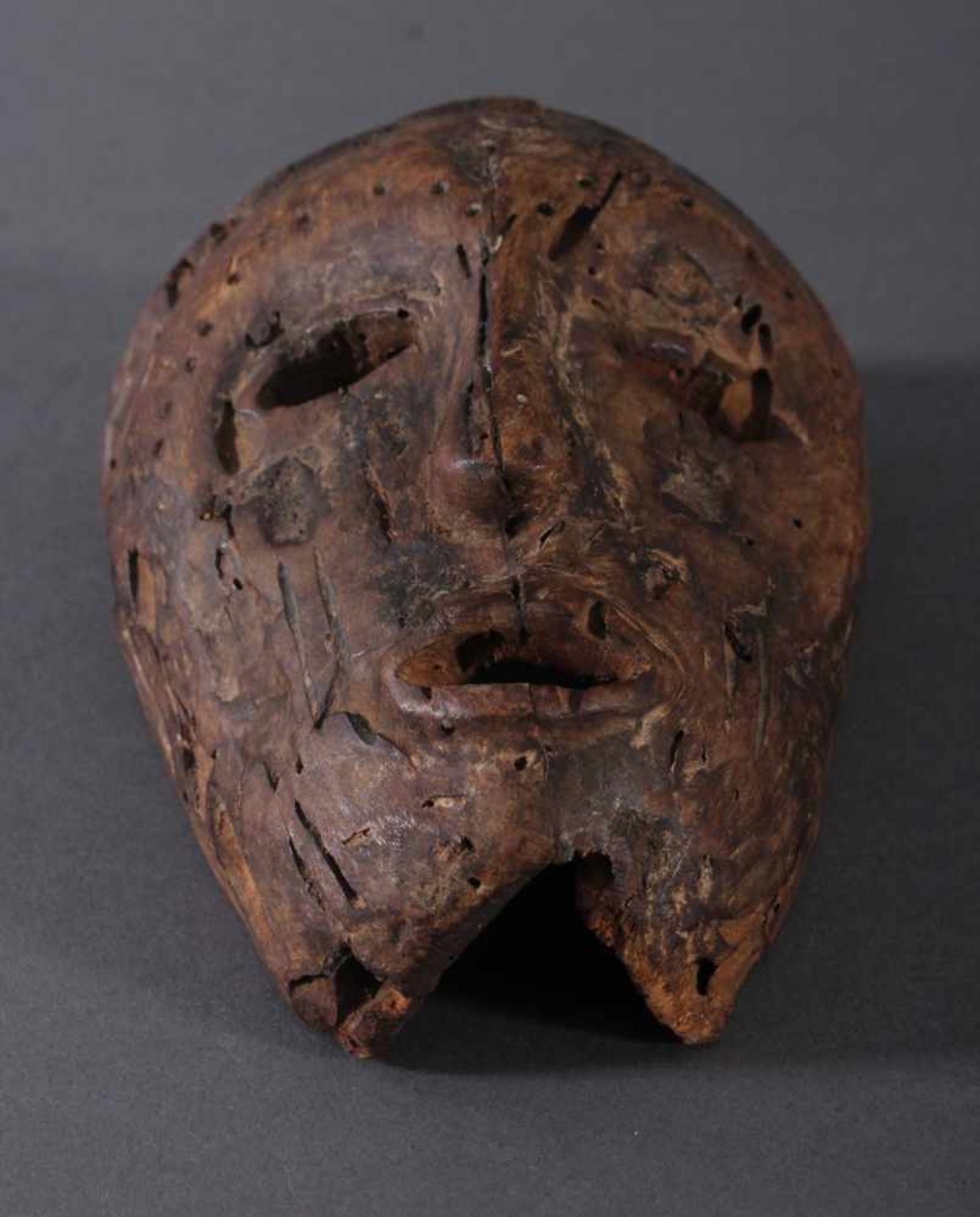 Antike kleine Maske, Lega, KongoLeichtes Holz, braune Patina. Ovale Form, stilisiertes Gesicht mit - Image 4 of 6