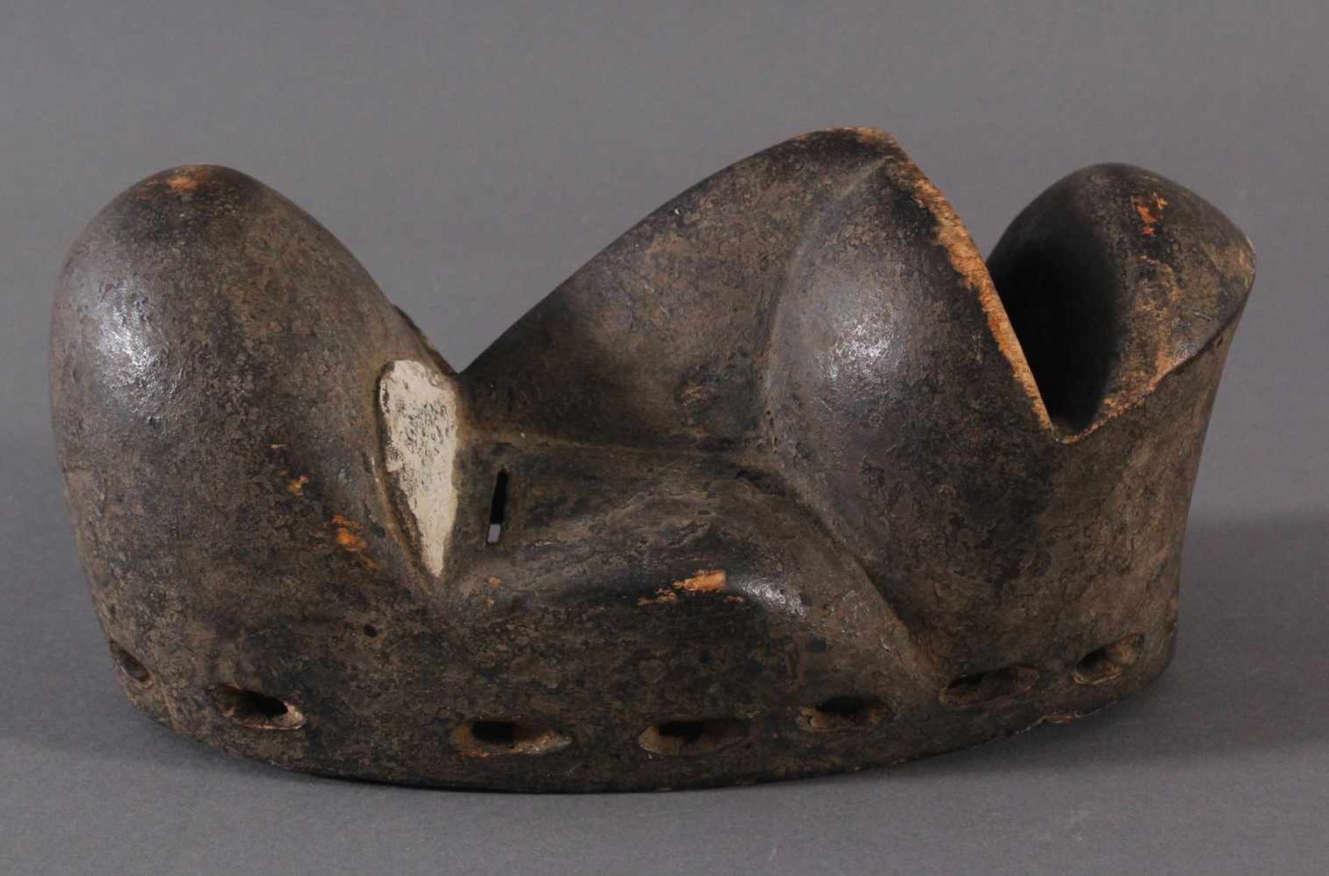 Antike Maske, Dan-Kran, ElfenbeinküsteHolz, geschnitzt, dunkel patiniert, weiße Farbfassung. Nach - Bild 2 aus 4