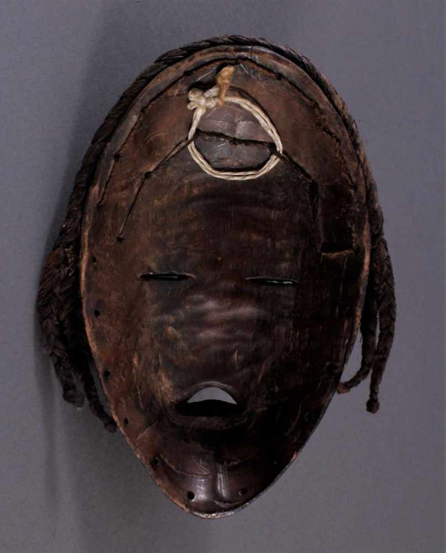 Antike Maske der Dan, LiberiaHolz, geschnitzt, dunkler Patina, Narbenschmuck, Haare aus geflochtenen - Image 4 of 4