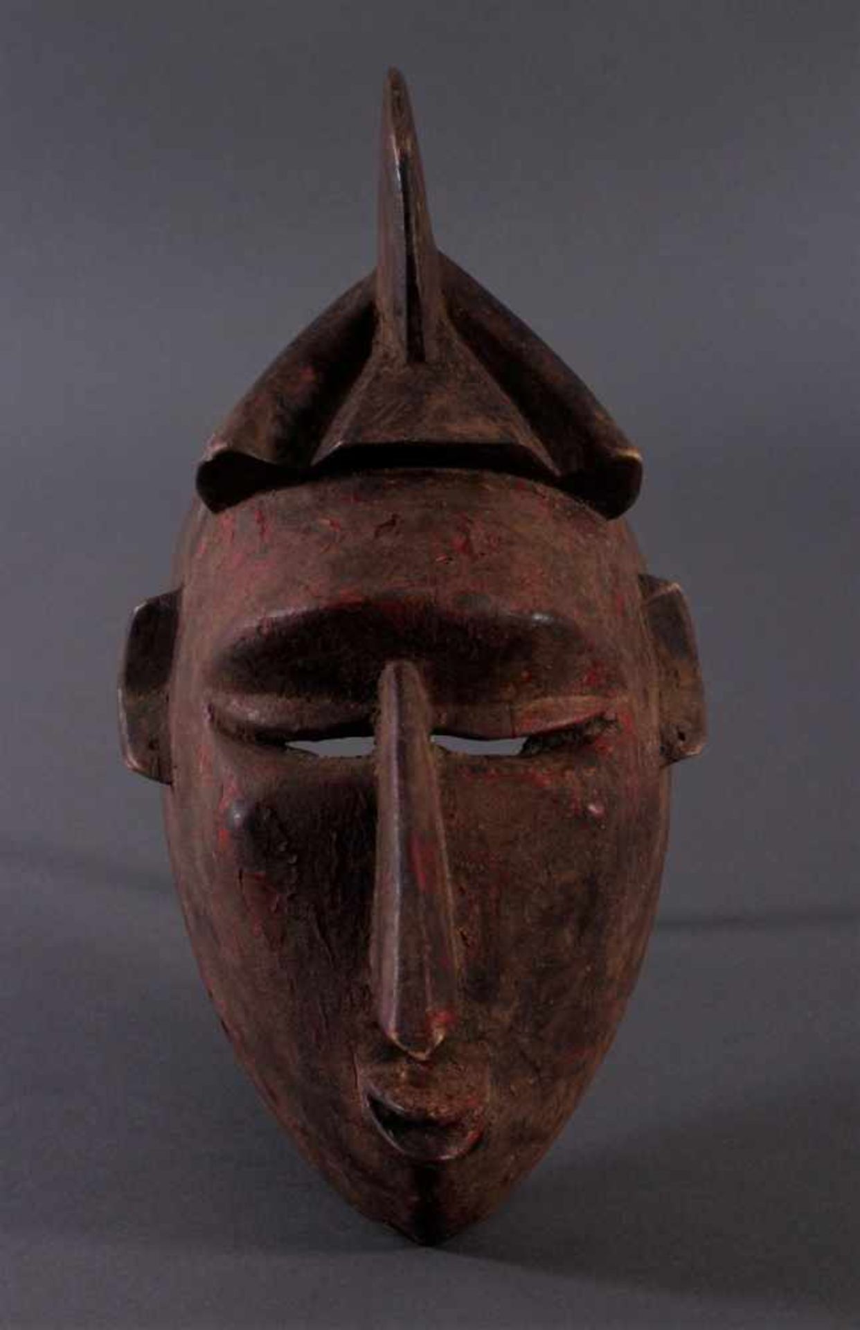 Antike Maske, Baule, ElfenbeinküsteHolz, geschnitzt, rot gefärbt, ca. L-32 cm- - -20.00 % buyer's
