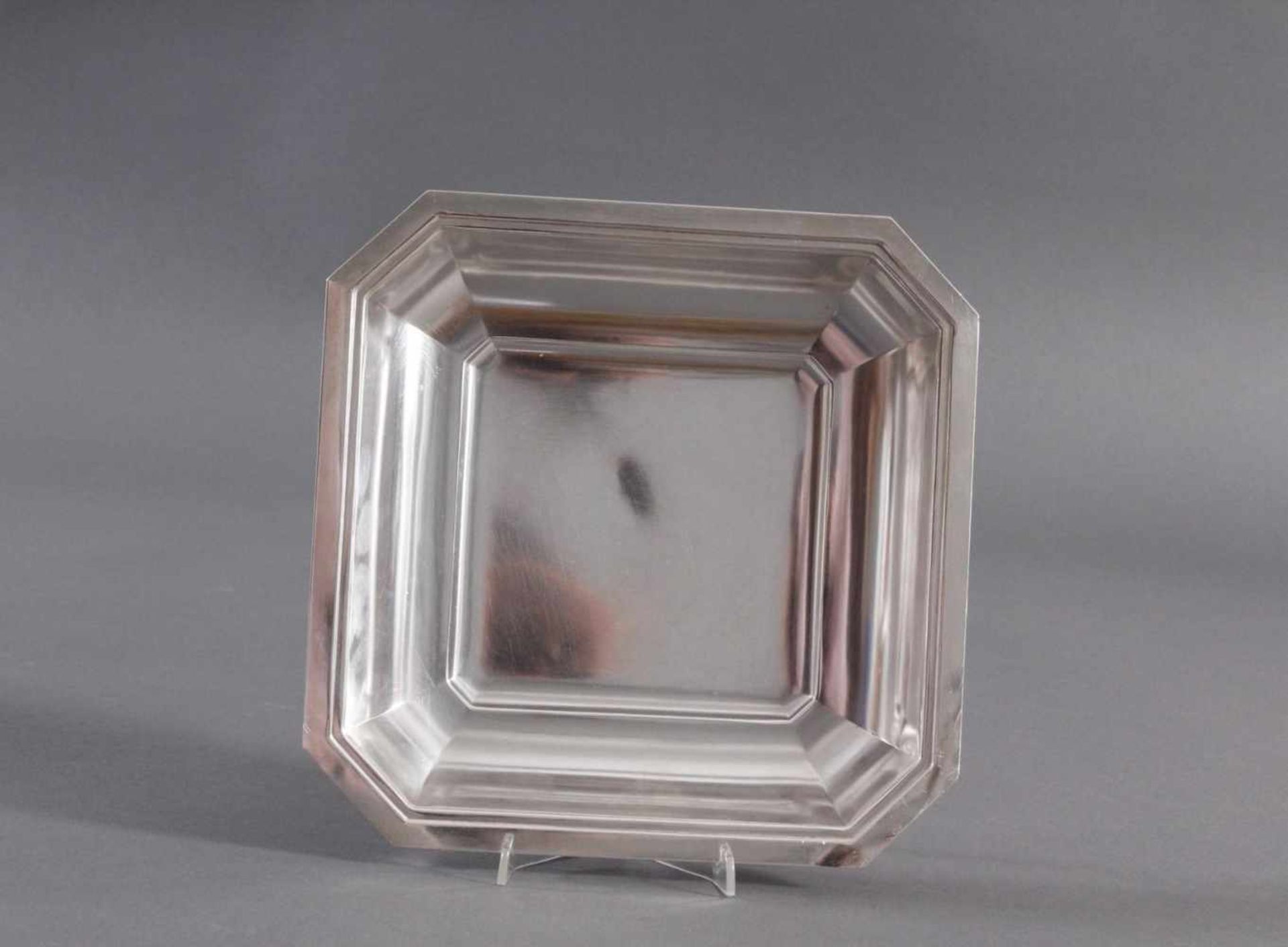 Versilberte SchaleSchale, quadratische Form, geringer Gebrauchsspuren, ca. 23,5 x 23,5 cm, ca. 400 - Image 2 of 3