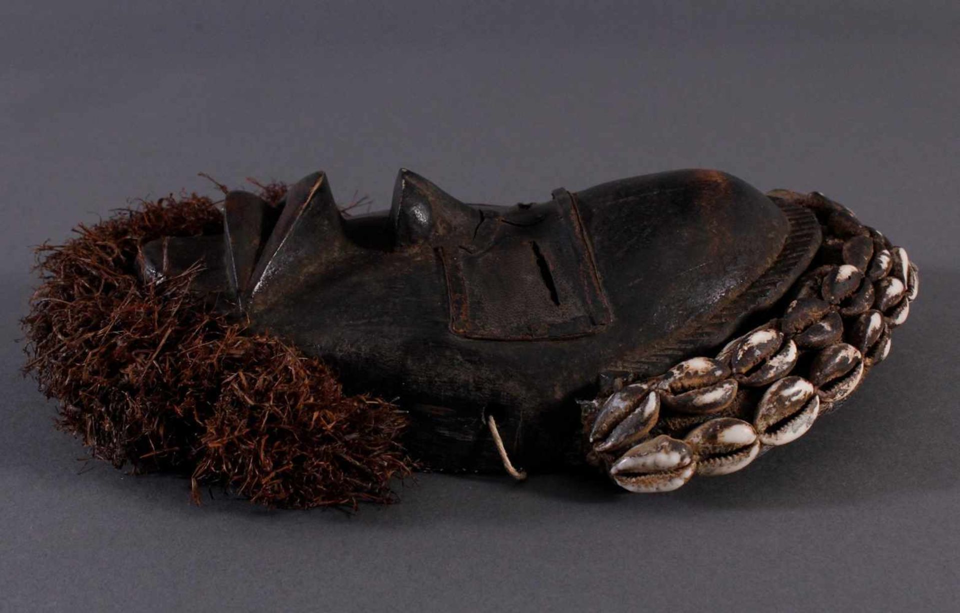Antike Maske der Dan, LiberiaHolz, geschnitzt, dunkle Patina, Stoff Haar mit Muschelverzierung, Bart - Bild 3 aus 4