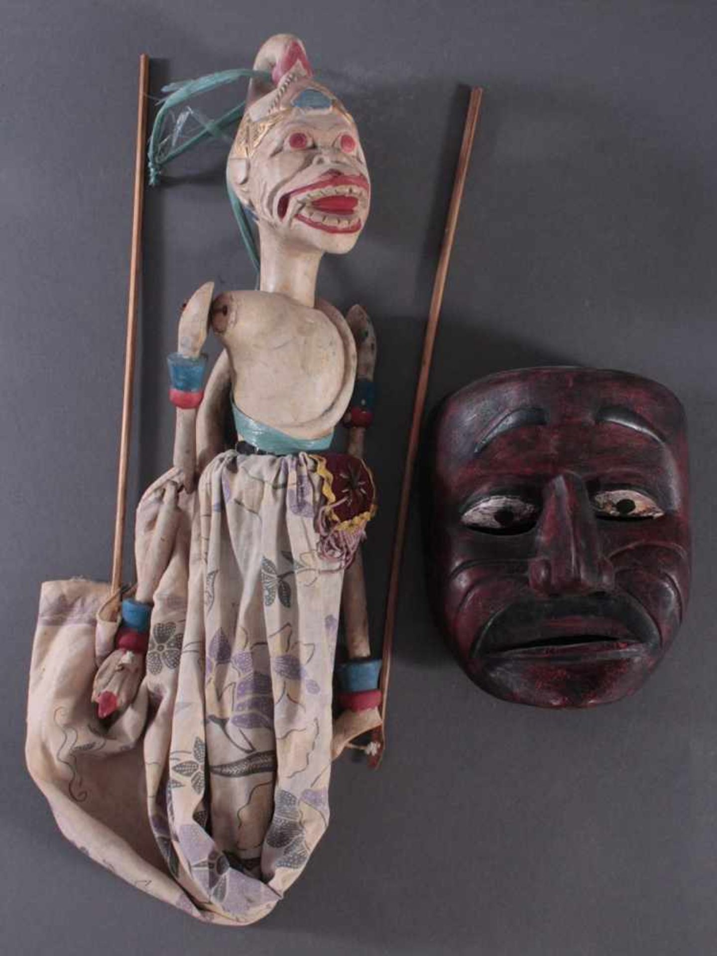 Indonesische Marionette und Maske aus der 1. Hälfte des 19. Jh.Glieder und Kopf der Marionette aus