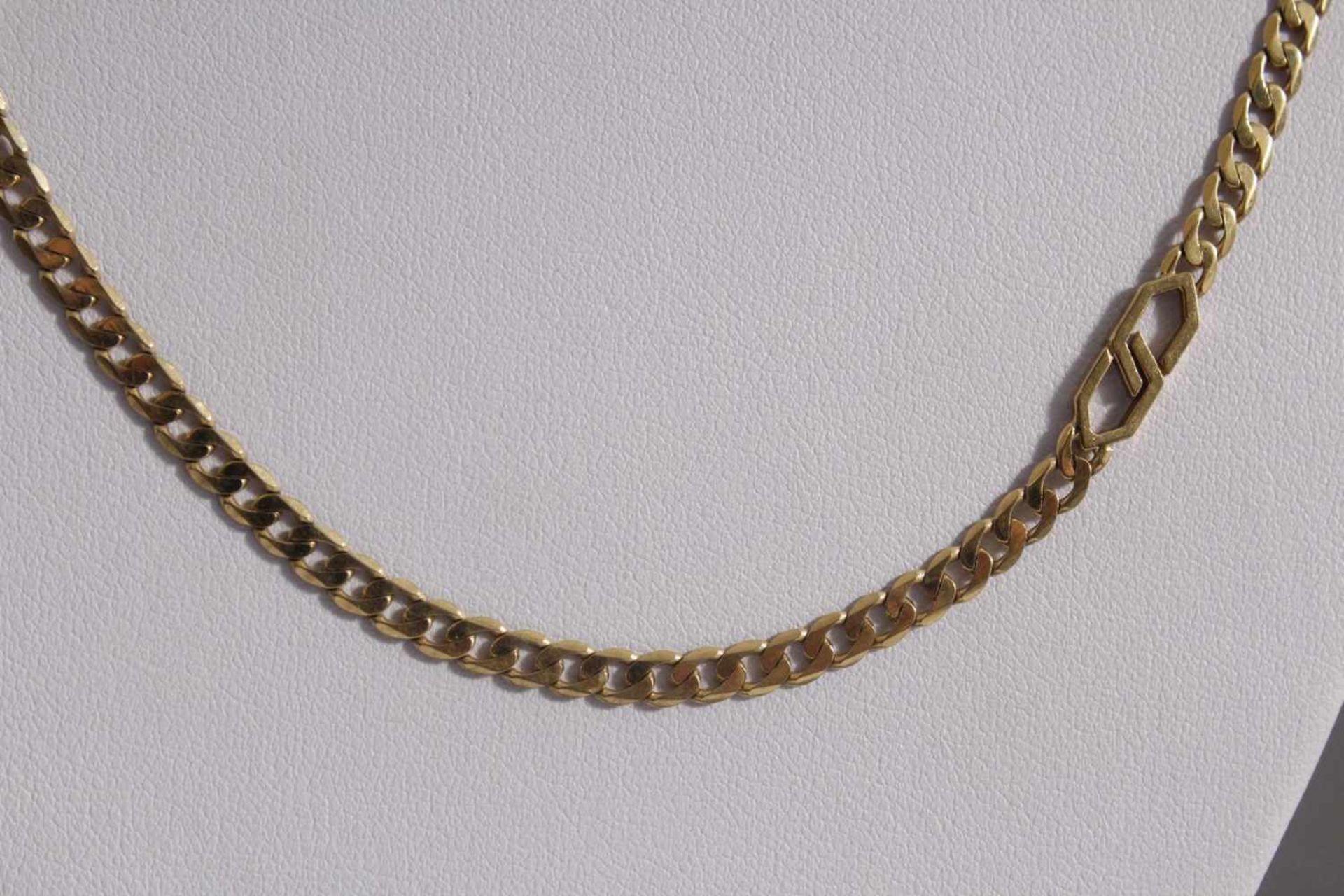 Halskette aus 8 Karat GelbgoldGliederkette, an der Schließe punziert 333, Länge 81 cm, 16 g.- - - - Bild 2 aus 3