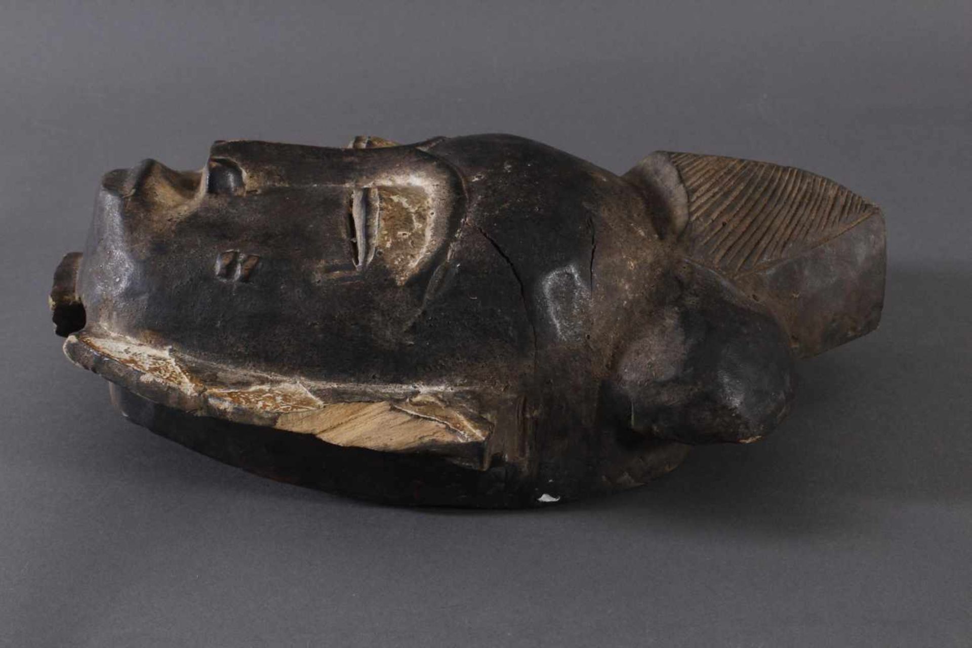 Antike Maske, Baule, ElfenbeinküsteHolz, geschnitzt, dunkle Patina, Reste weißer Bemalung, - Bild 3 aus 6