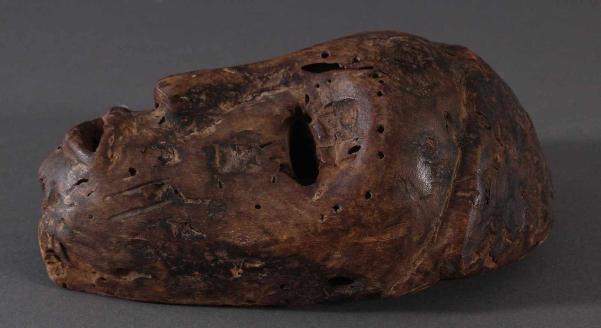 Antike kleine Maske, Lega, KongoLeichtes Holz, braune Patina. Ovale Form, stilisiertes Gesicht mit - Image 3 of 6