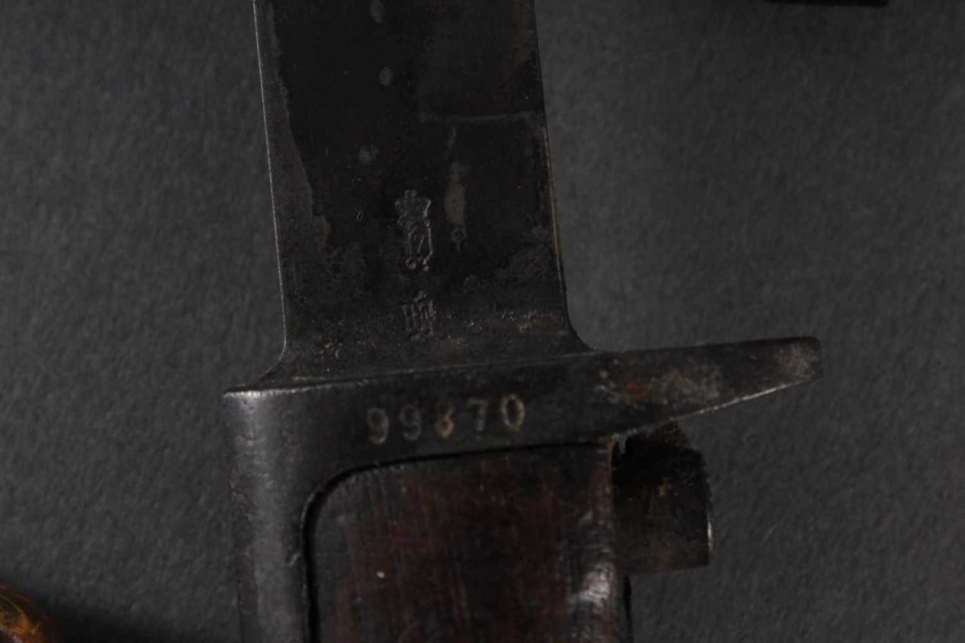 Zwei Messer und ein SeitengewehrZwei kleine Messer, beide mit Holzgriff, hiervon einmal fein - Bild 3 aus 4