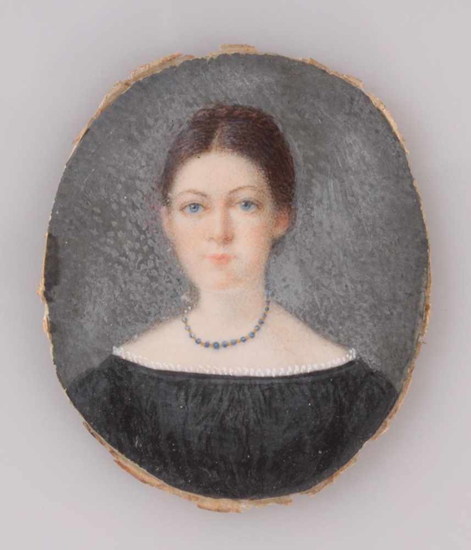 Miniaturportrait des 19. JahrhundertsÖl auf Elfenbein. Portrait einer jungen Lady mit Perlenkette, - Bild 2 aus 5