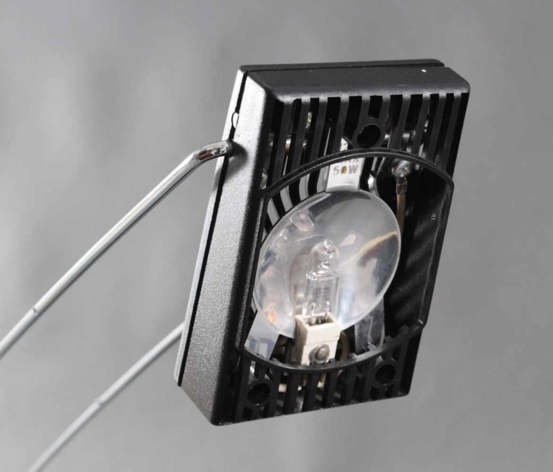 Designer Tischlampe, 80er JahreKunststoff/Metall. Lampe mit Halogen Beleuchtung, ca. H-52 cm. - Image 2 of 3
