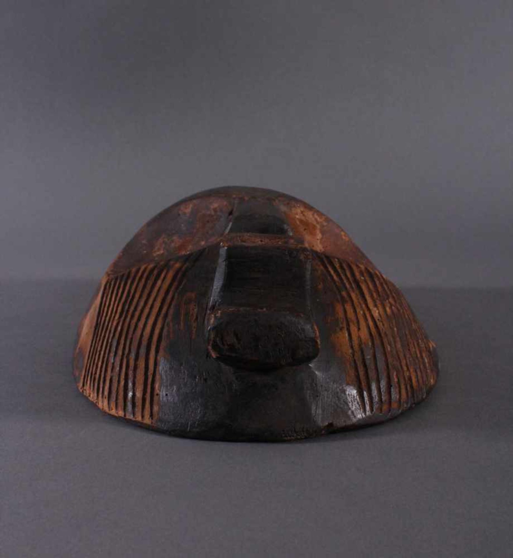 Antike Maske, Zaire/KongoHolz, geschnitzt, dunkel patiniert. Gesicht mit linearen Rillendekor, ca. - Bild 2 aus 6