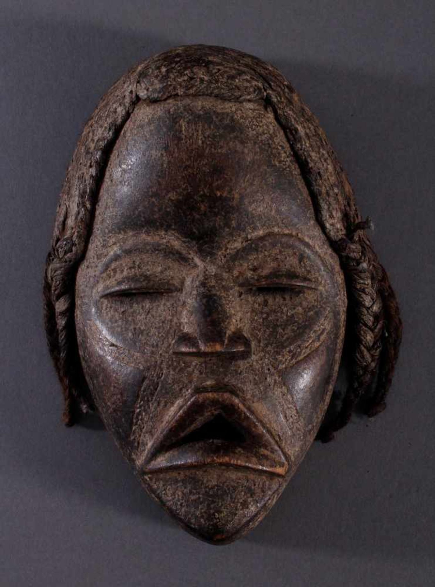 Antike Maske der Dan, LiberiaHolz, geschnitzt, dunkler Patina, Narbenschmuck, Haare aus geflochtenen