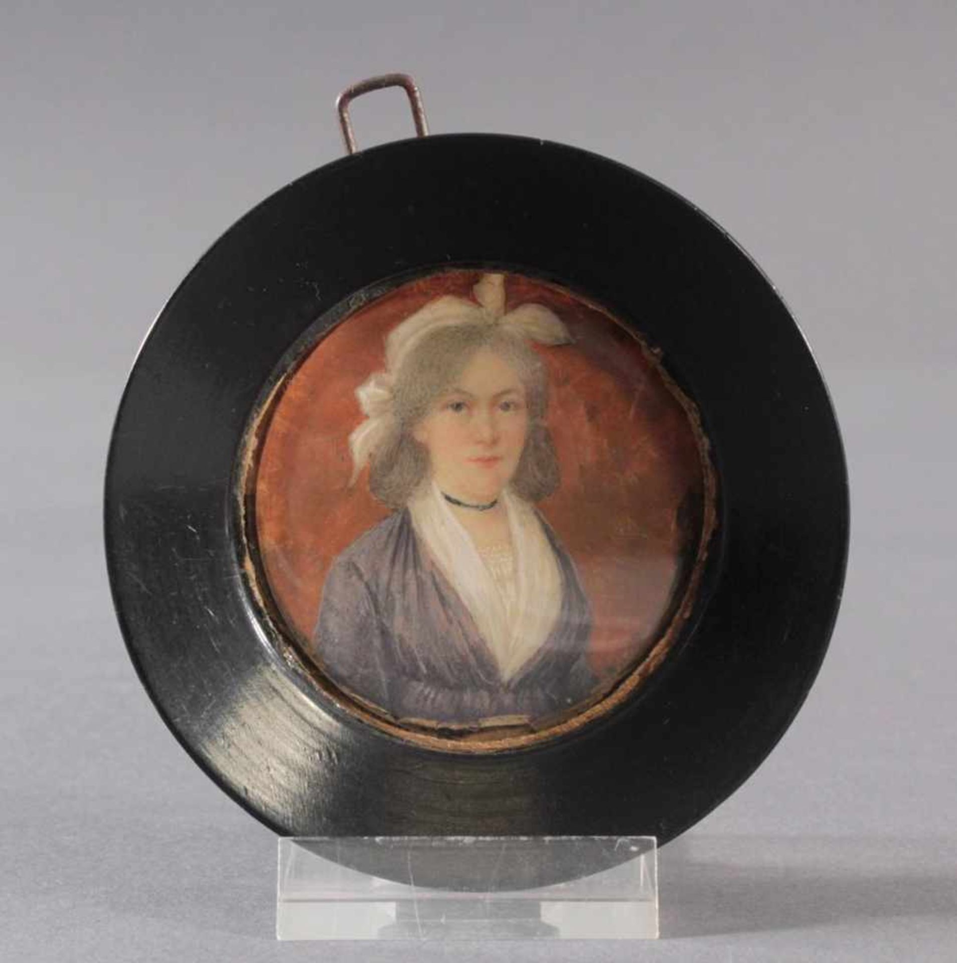 Miniaturportrait des 19. JahrhundertsÖl auf Elfenbein. Portrait einer Dame mit Hut und Halskette,