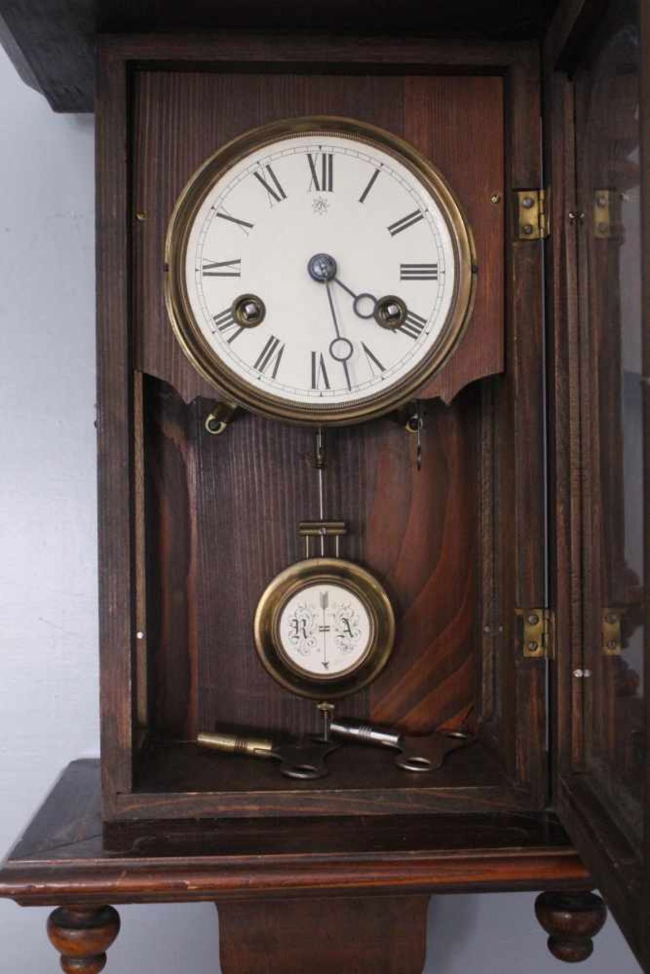 Junghans Regulator um 1920Nussbaumgehäuse, 3-seitig verglast, Pappzifferblatt mit römischen Ziffern, - Bild 2 aus 2