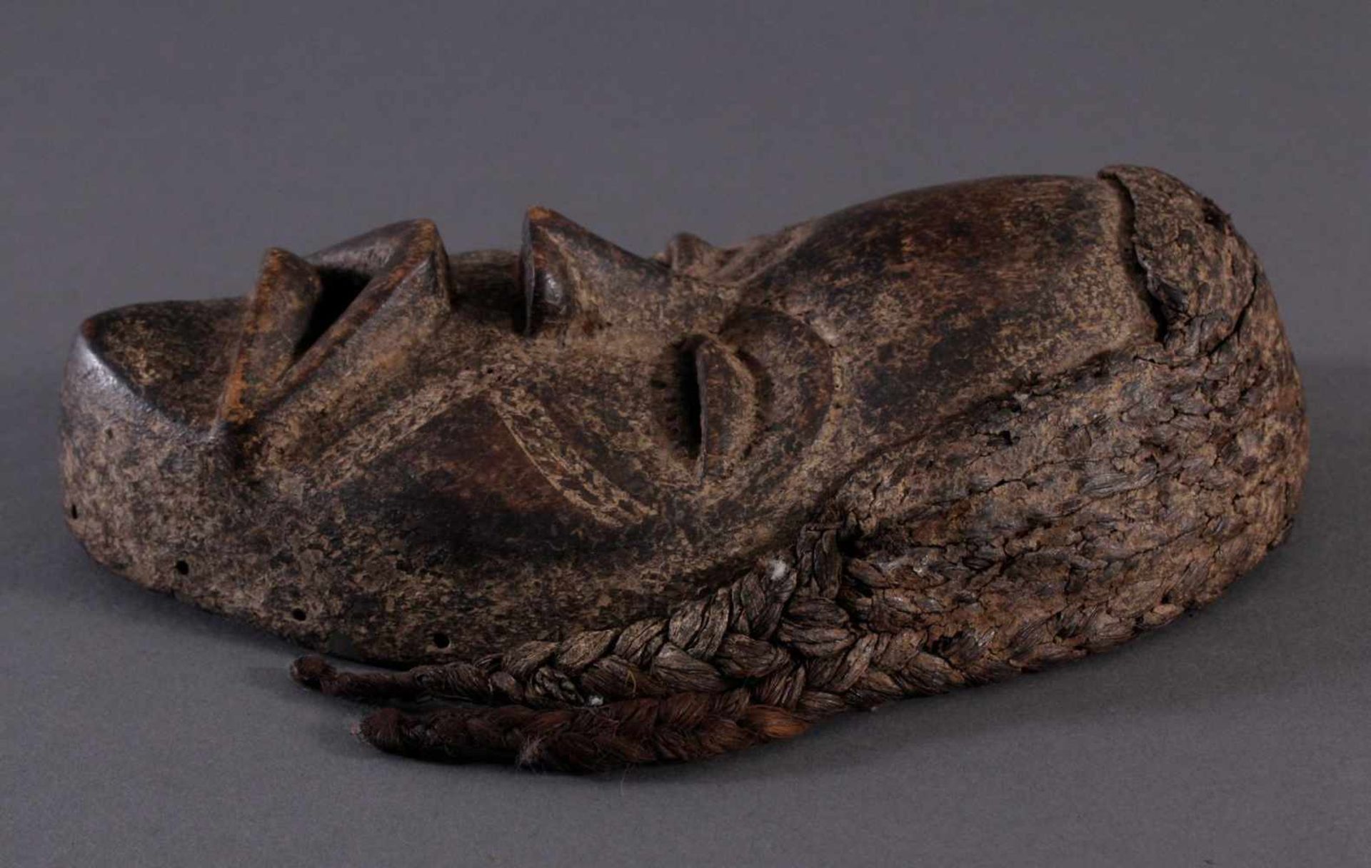 Antike Maske der Dan, LiberiaHolz, geschnitzt, dunkler Patina, Narbenschmuck, Haare aus geflochtenen - Image 3 of 4