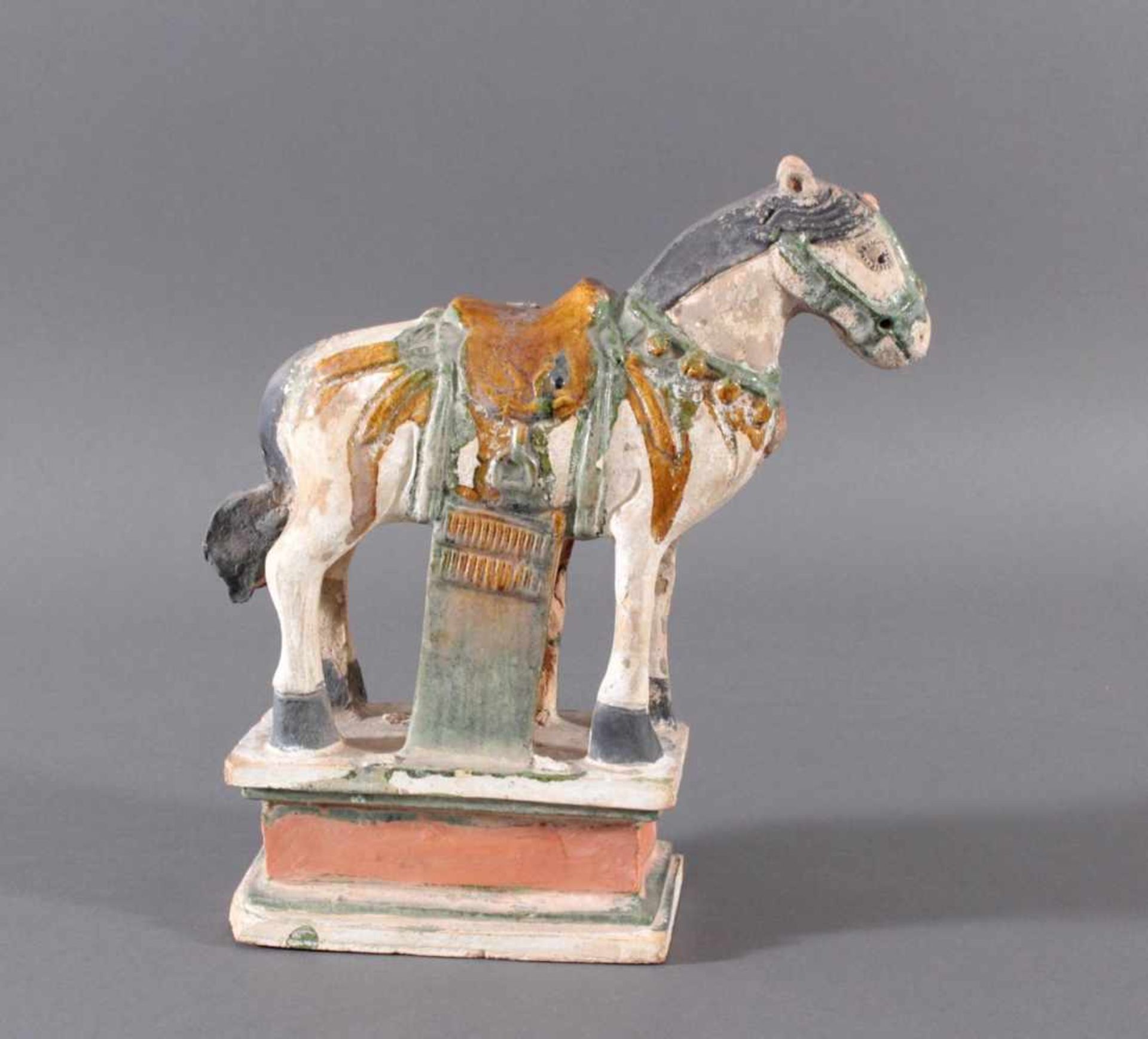 China Modell eines MING Pferdes auf Podest im Sancai StilKörper engobiert und glasiert in grün und - Bild 3 aus 6