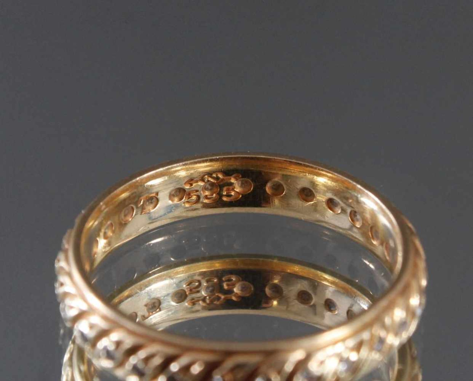 Memoryring mit Diamanten aus 14 Karat GelbgoldPunziert 585, umlaufen mit kleinen Diamanten verziert, - Bild 2 aus 2