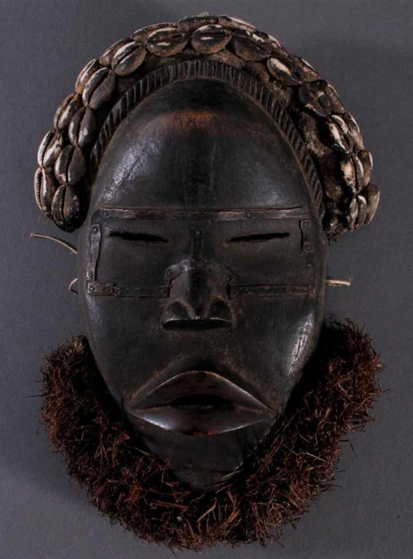 Antike Maske der Dan, LiberiaHolz, geschnitzt, dunkle Patina, Stoff Haar mit Muschelverzierung, Bart