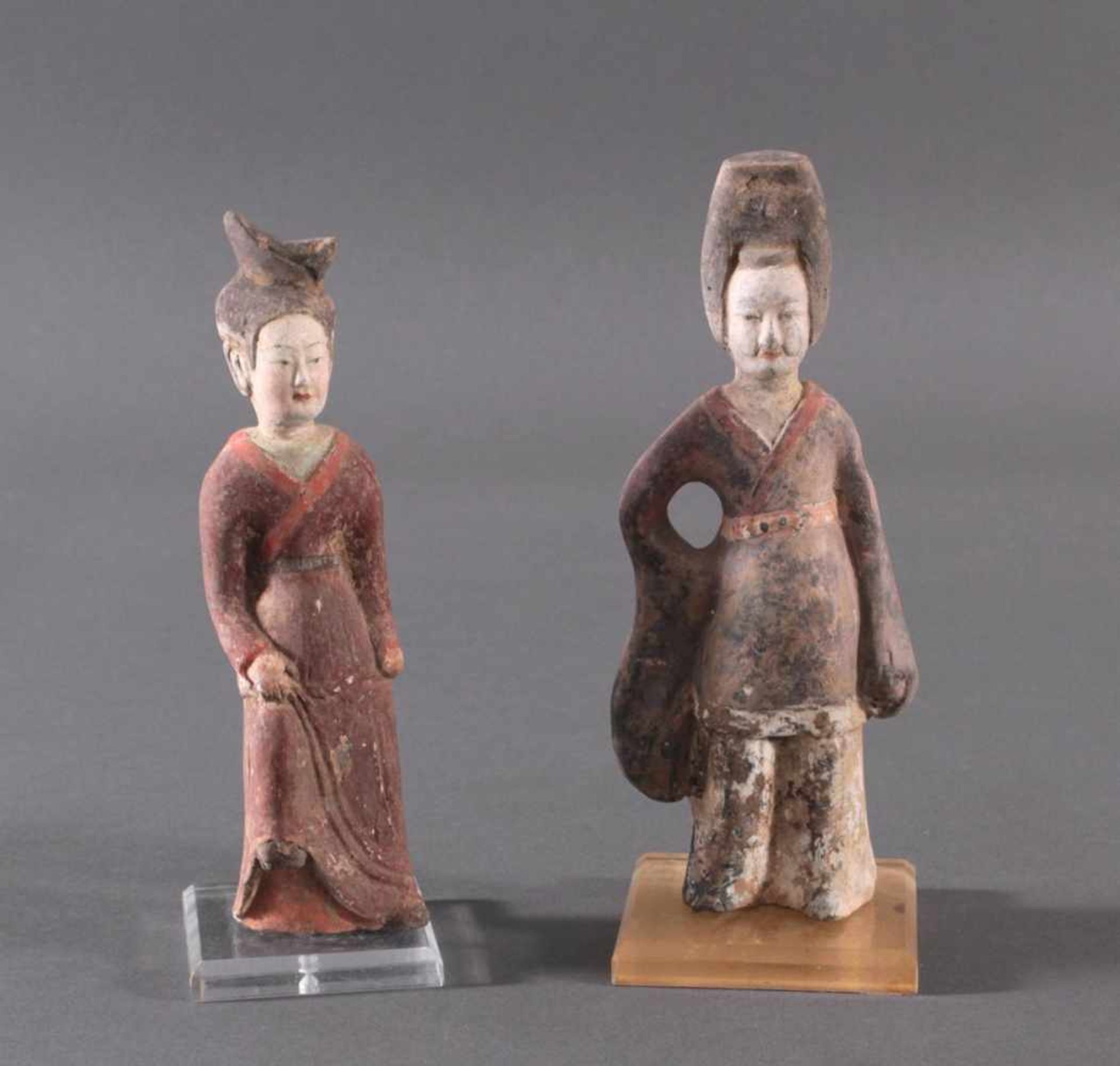 China TANG-Dynastie, 2 Figuren aus TonBeide Figuren sind ausführlich, mit teils sehr feinen