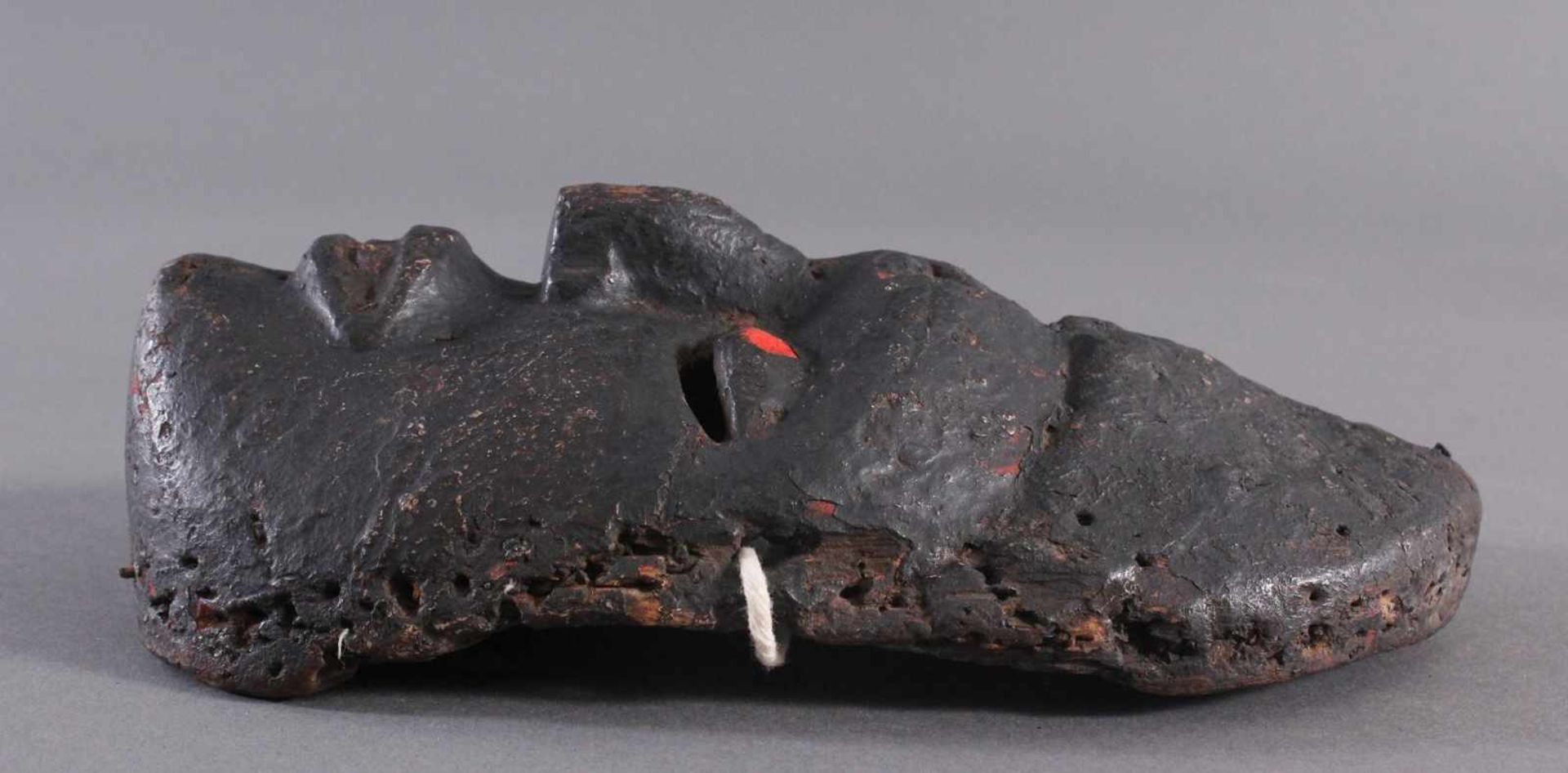 Antike afrikanische MaskeBraunes Holz, rot bemalt, schwarze Patina drüber schwarze Kruste, ca. L- - Image 3 of 6