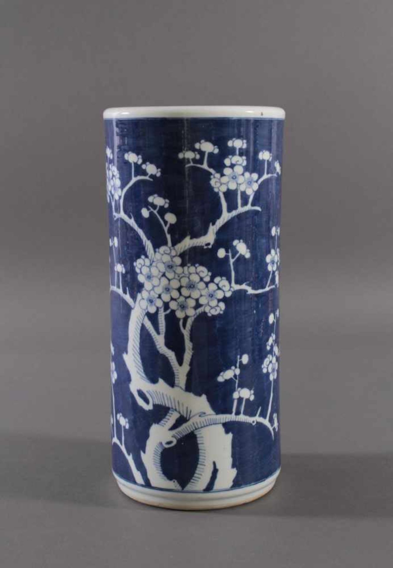 Chinesische BodenvaseRunde Porzellanvase, umlaufendes unterglasurblaues Kirschblütendekor, - Image 2 of 4