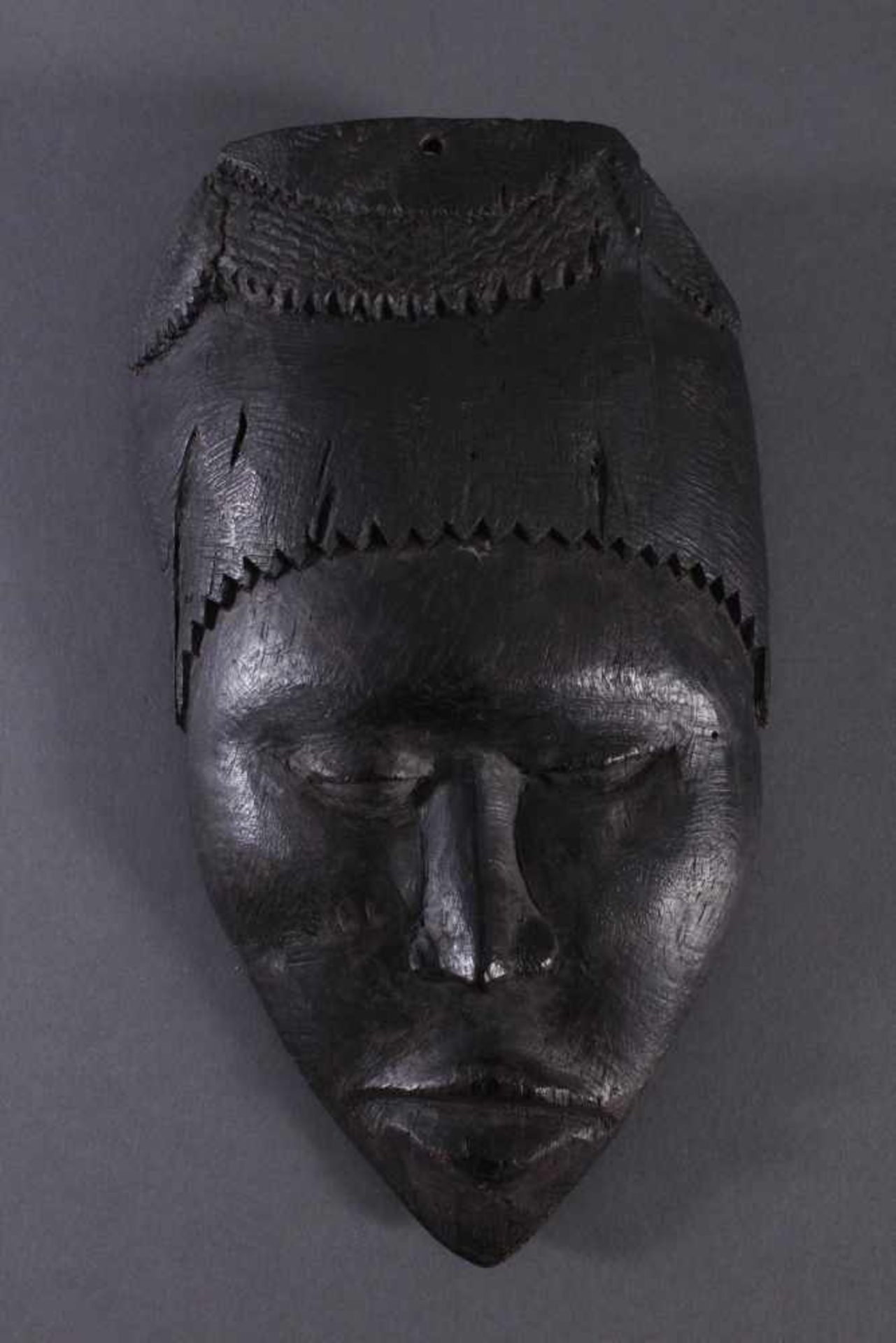 Antike WandmaskeHolz, geschnitzt, dunkel patiniert, ca. 28 cm- - -20.00 % buyer's premium on the