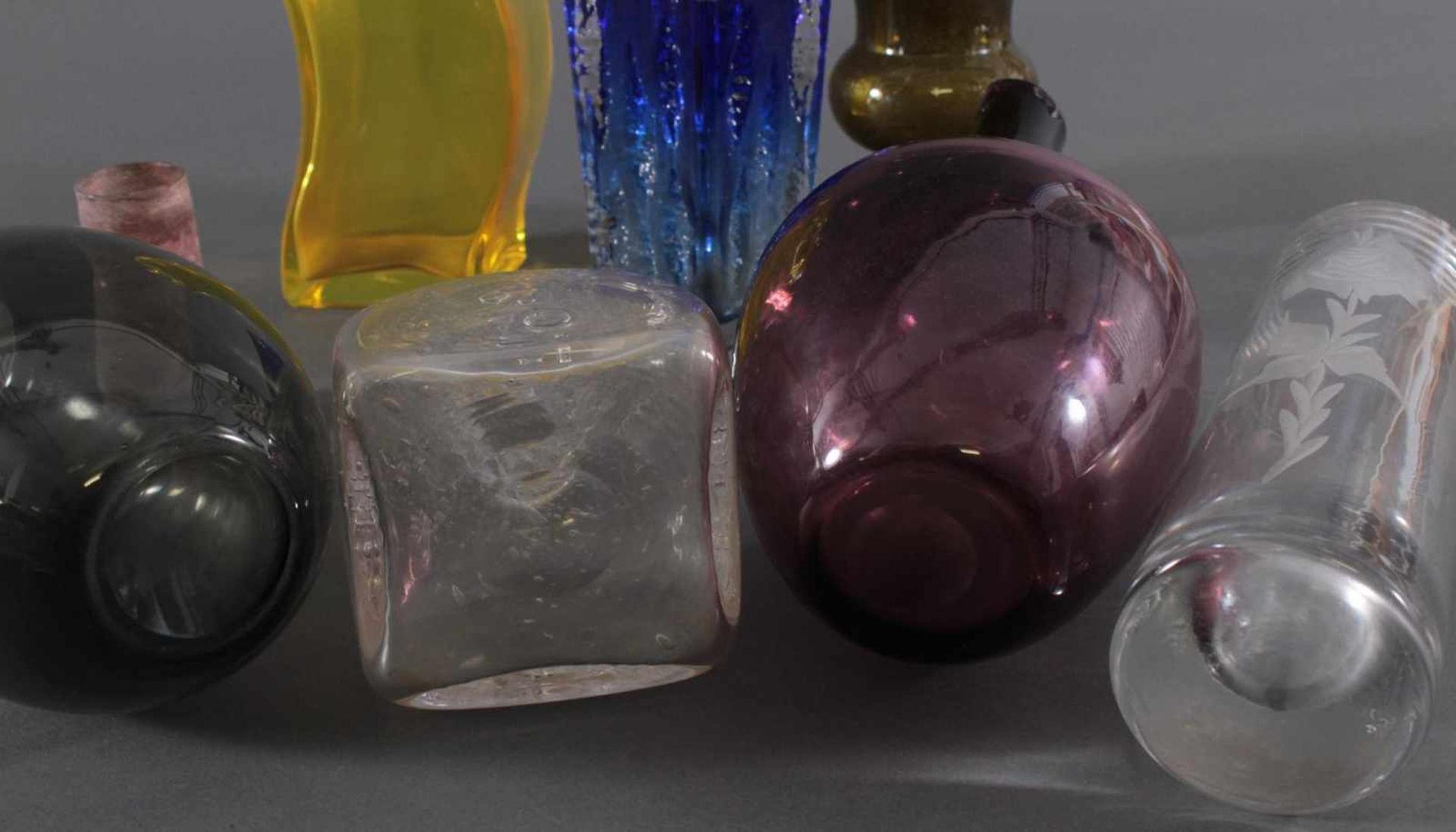 Konvolut Studio-Glas8 Stück, farbloses Glas in verschieden Ausführungen, Vasen & Krug. Überwiegend - Bild 4 aus 5