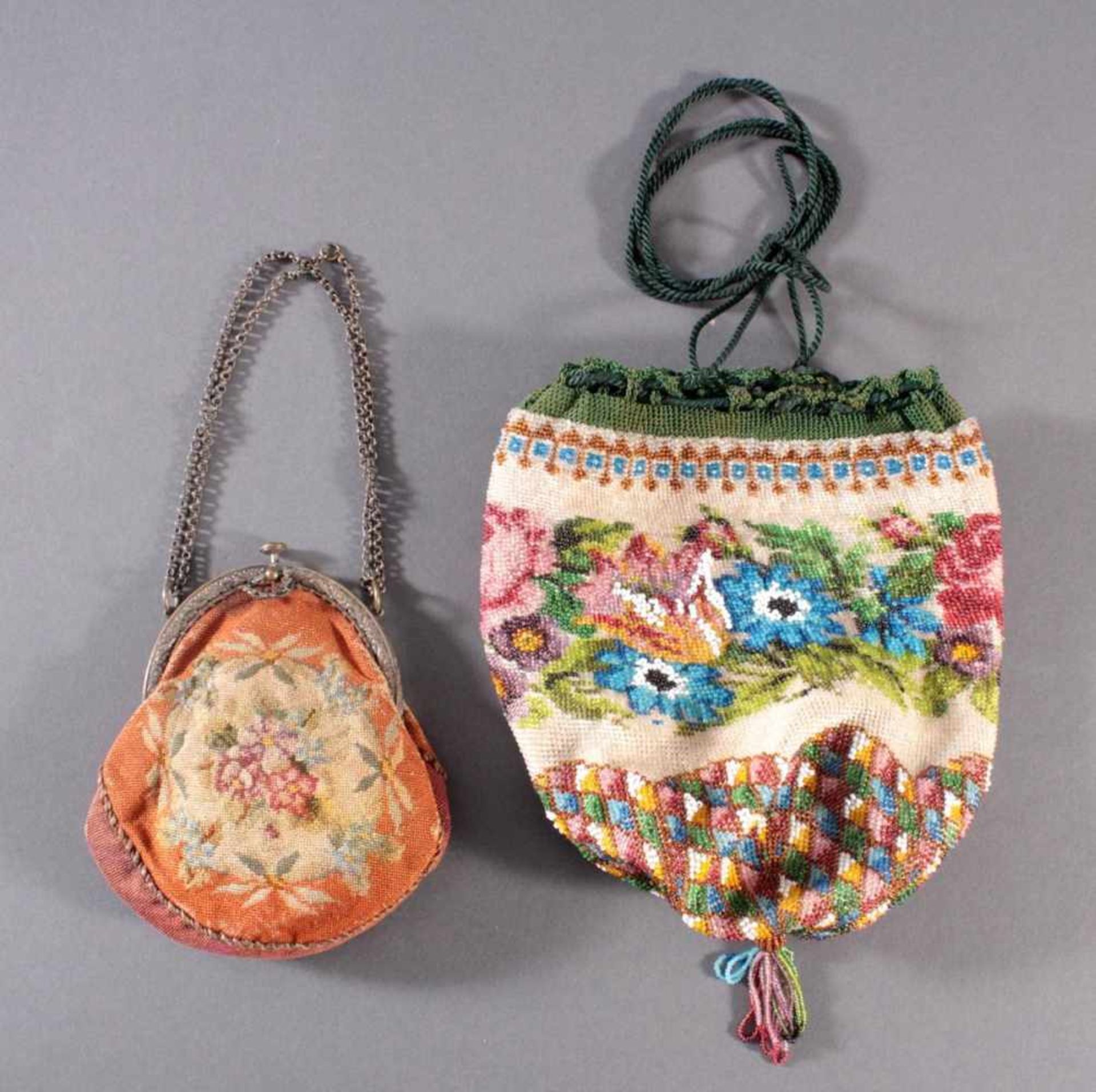 Biedermeier-Perlbeutel und Handtasche, 19. JahrhundertPerlbeutel, mit farbigen Glasperlen