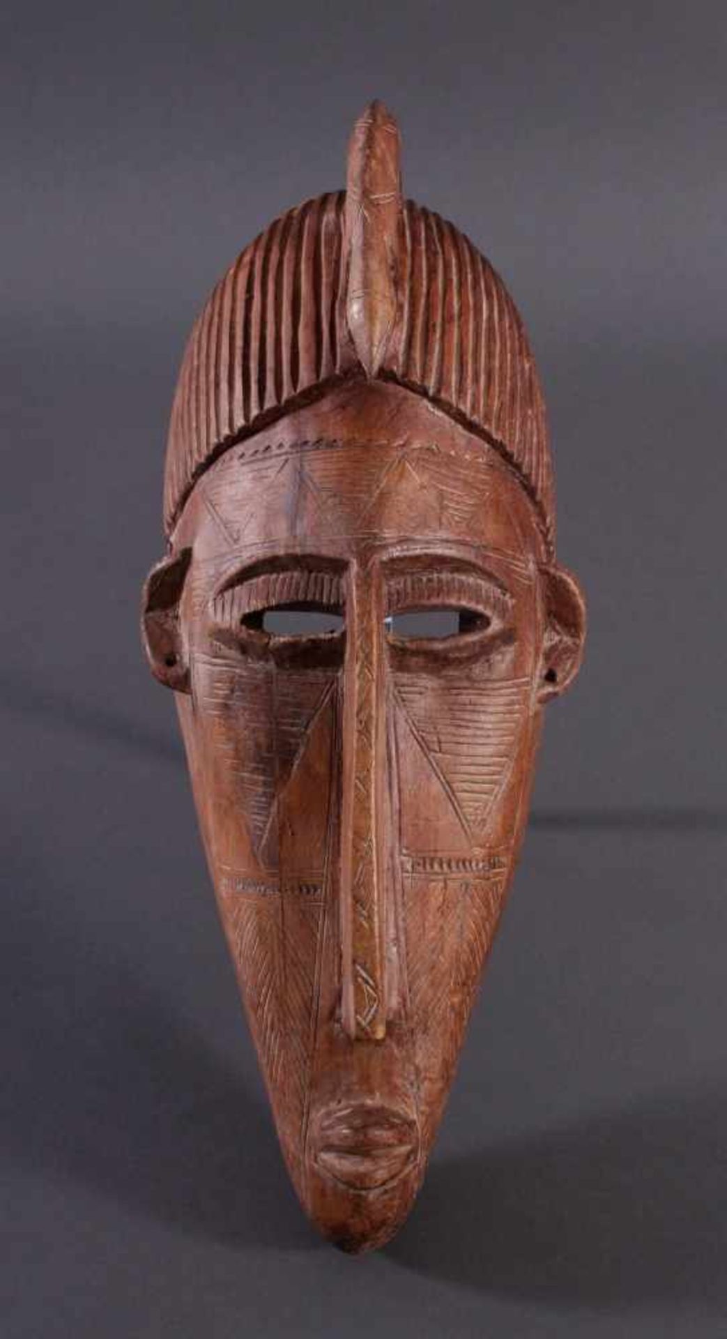 Antike Maske, Bambara, MaliHolz, geschnitzt, Musterritzungen, mit  Chamöleon-Aufsatz, ca. 45