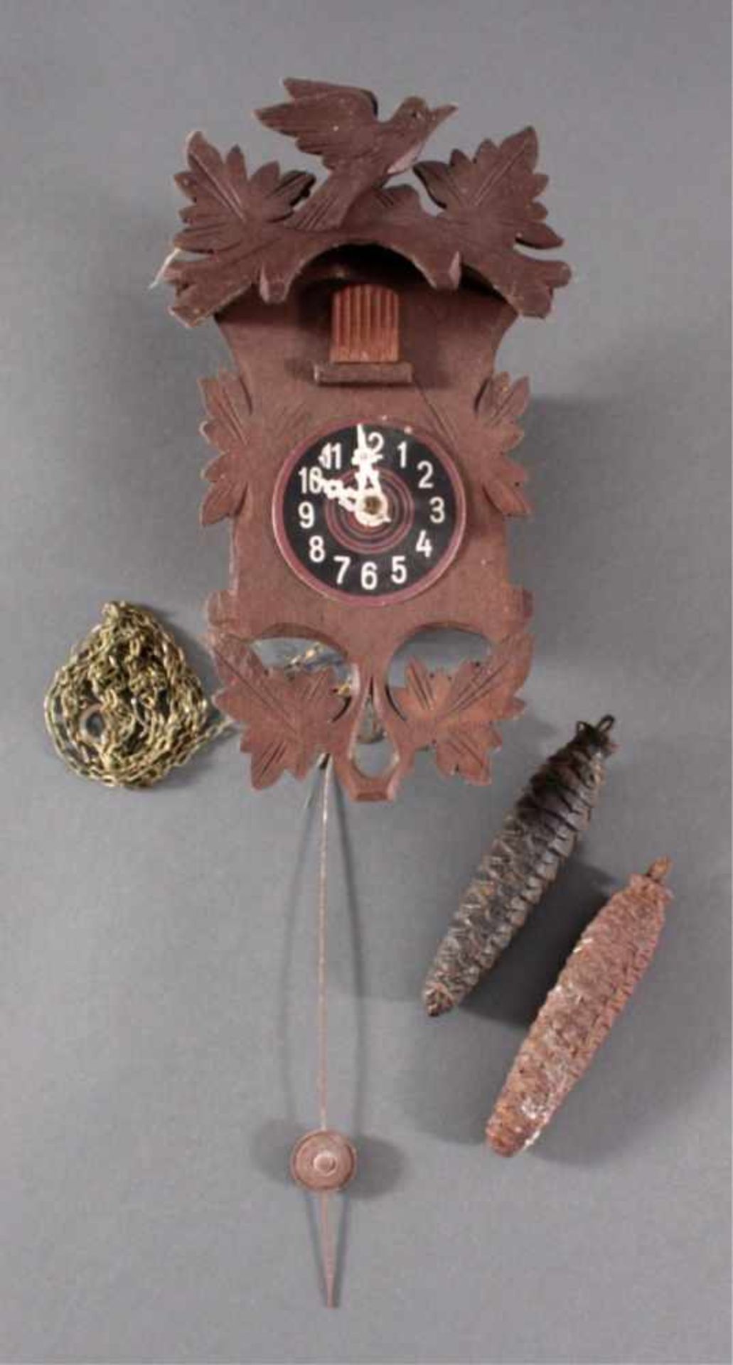 Kleine Schwarzwalduhr um 19002-gewichtig, mit Pendel. Geschnitztes Holzgehäuse, arabische Ziffern.