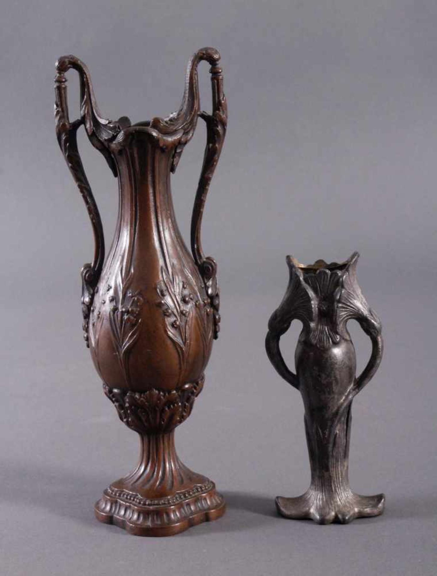 2 Zinnvasen um 1900Die größere Vase mit Volutenhenkel, Zinn bronziert.Beide reliefiert, Höhen ca.