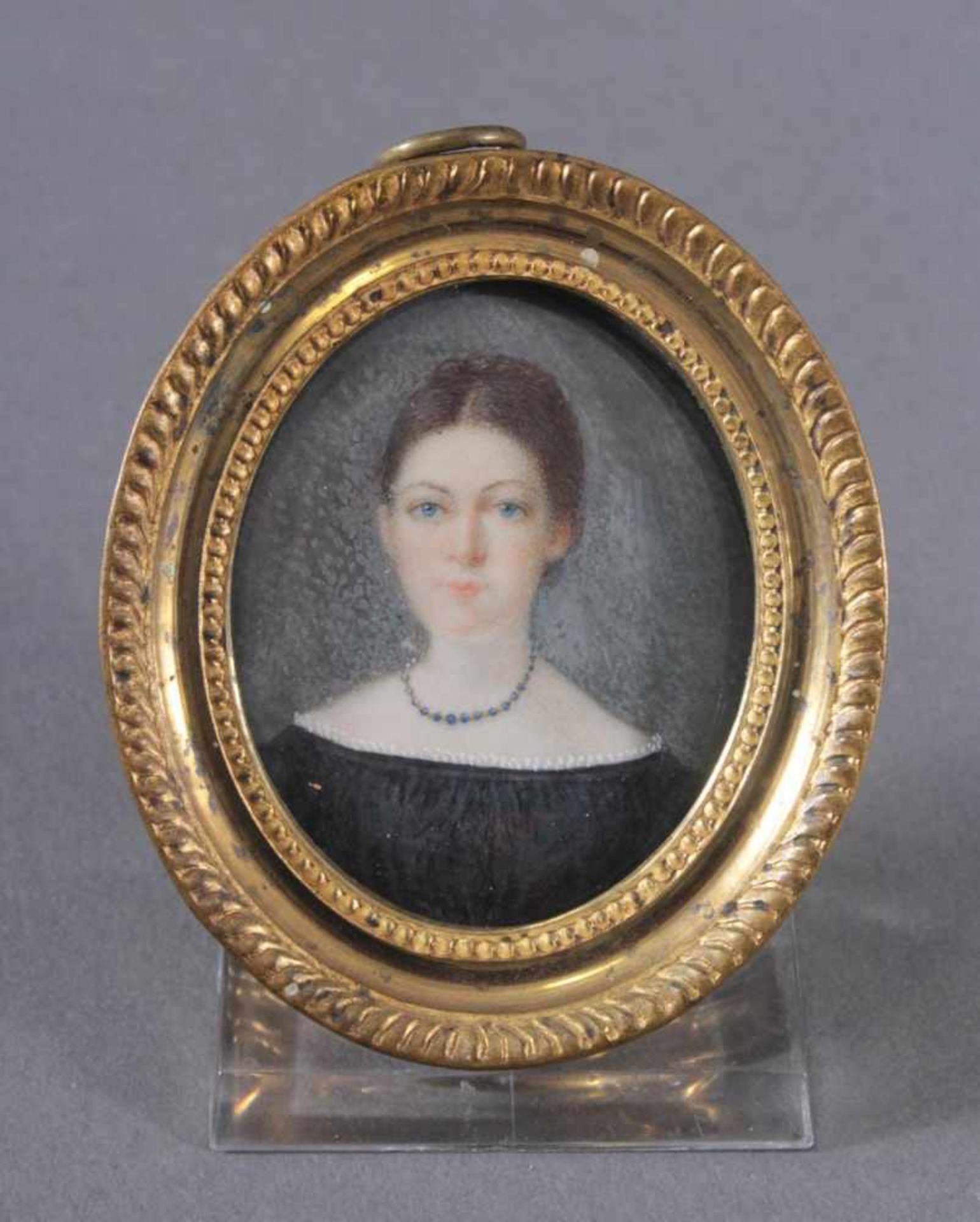 Miniaturportrait des 19. JahrhundertsÖl auf Elfenbein. Portrait einer jungen Lady mit Perlenkette,