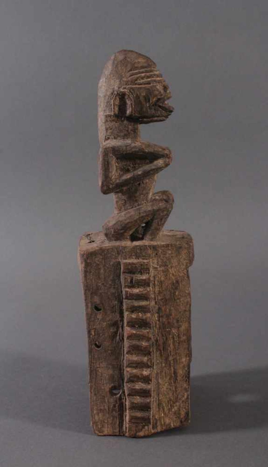 Antike Maske, Dogon, MaliHartholz, geschnitzt. Als Aufsatz zwei sitzende Figuren, ca. H-35 cm- - - - Image 2 of 4