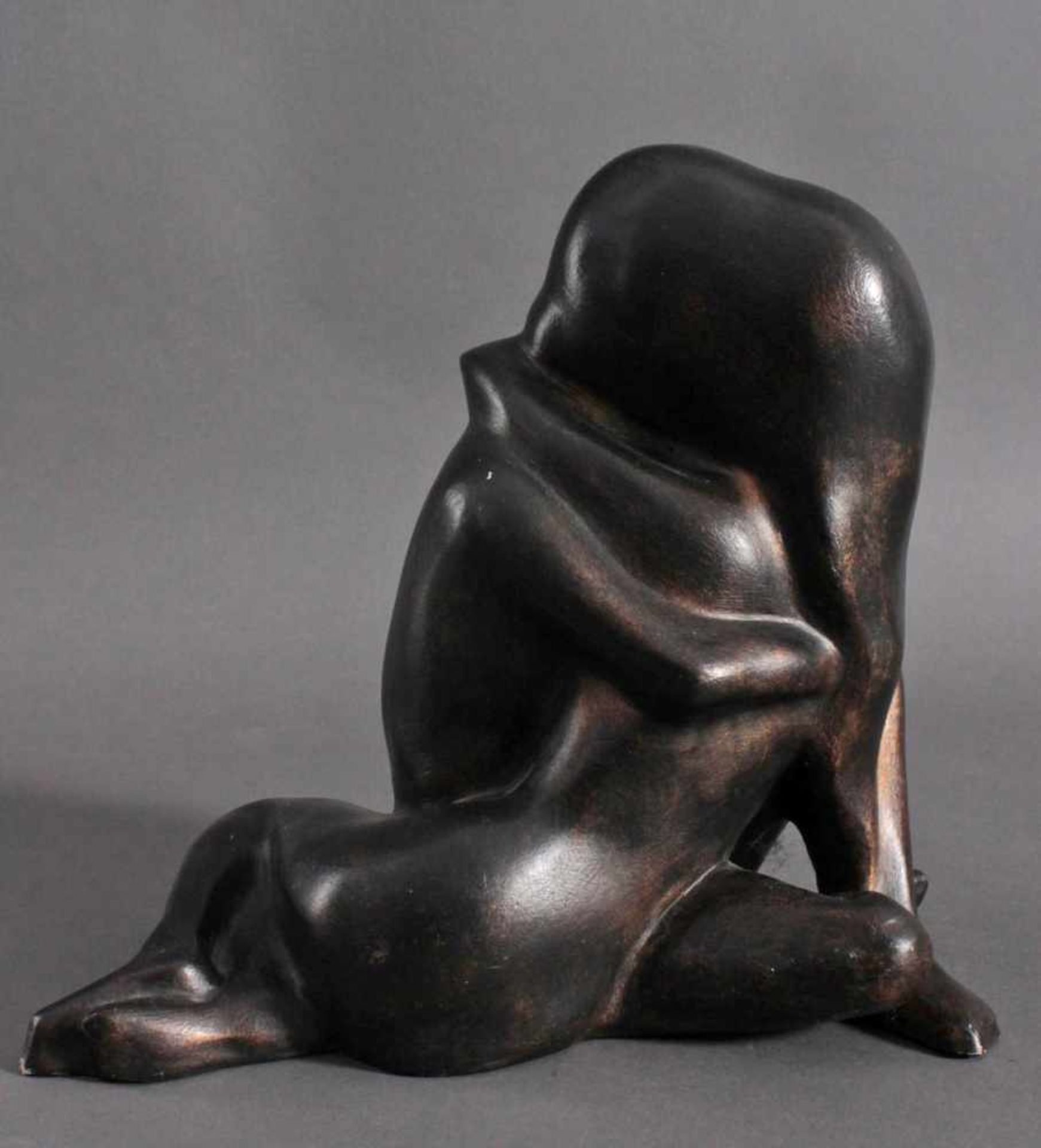 Skulptur, verschlungener LiebesaktMasse in Bronzeoptik. Ritzmarke Rustica 2000. Höhe ca. 31 cm. - Bild 2 aus 3