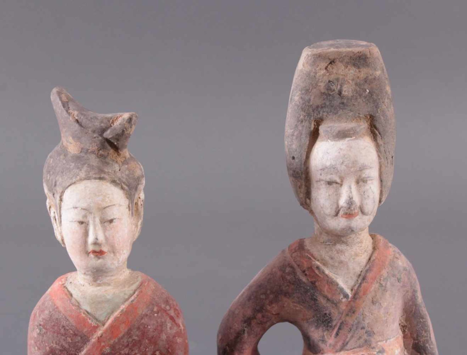 China TANG-Dynastie, 2 Figuren aus TonBeide Figuren sind ausführlich, mit teils sehr feinen - Image 5 of 8
