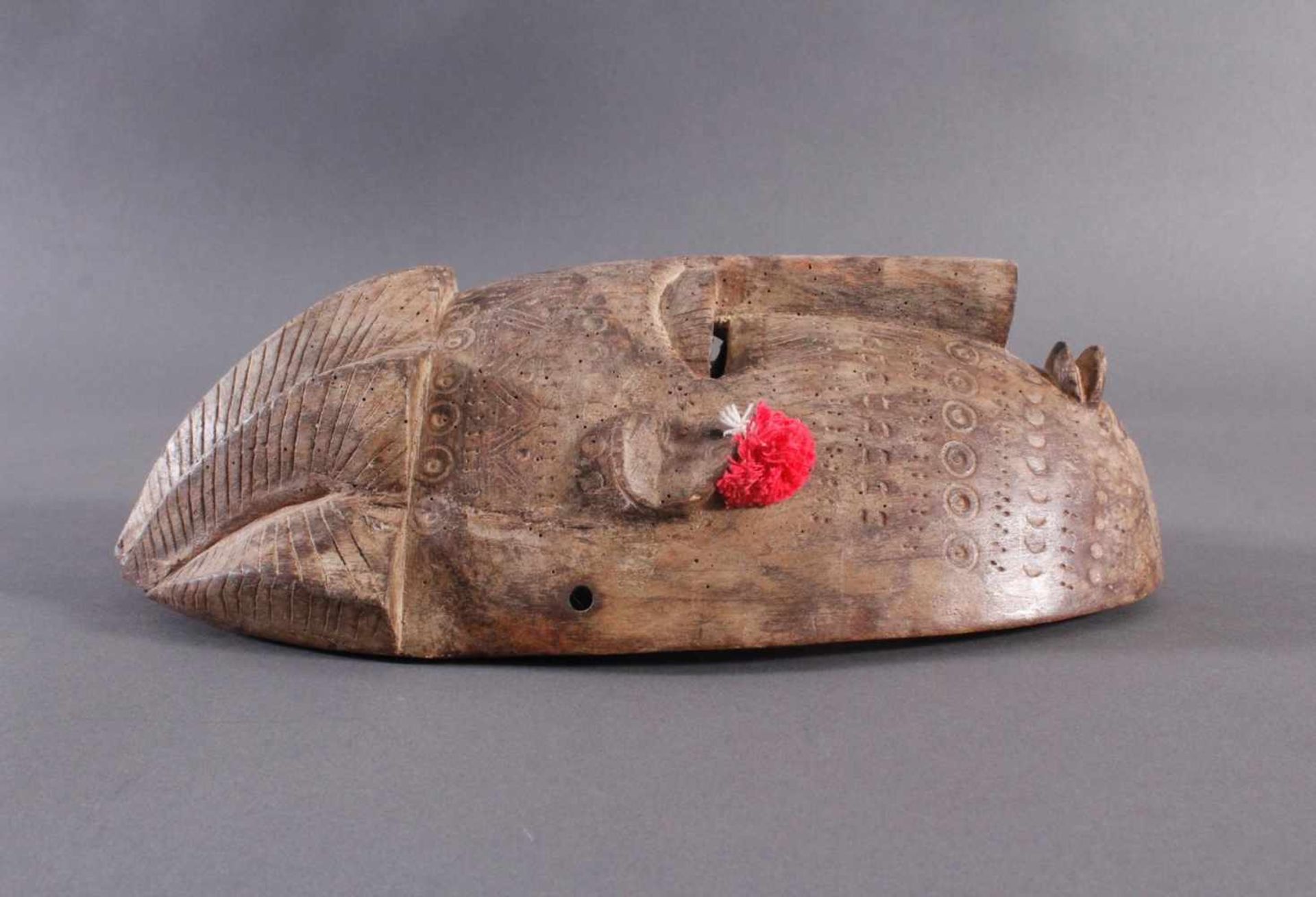Antike Maske, Bambara, MaliHolz, geschnitzt, Musterritzungen, kleine Quasten als Ohrschmuck, ca. L- - Image 2 of 5