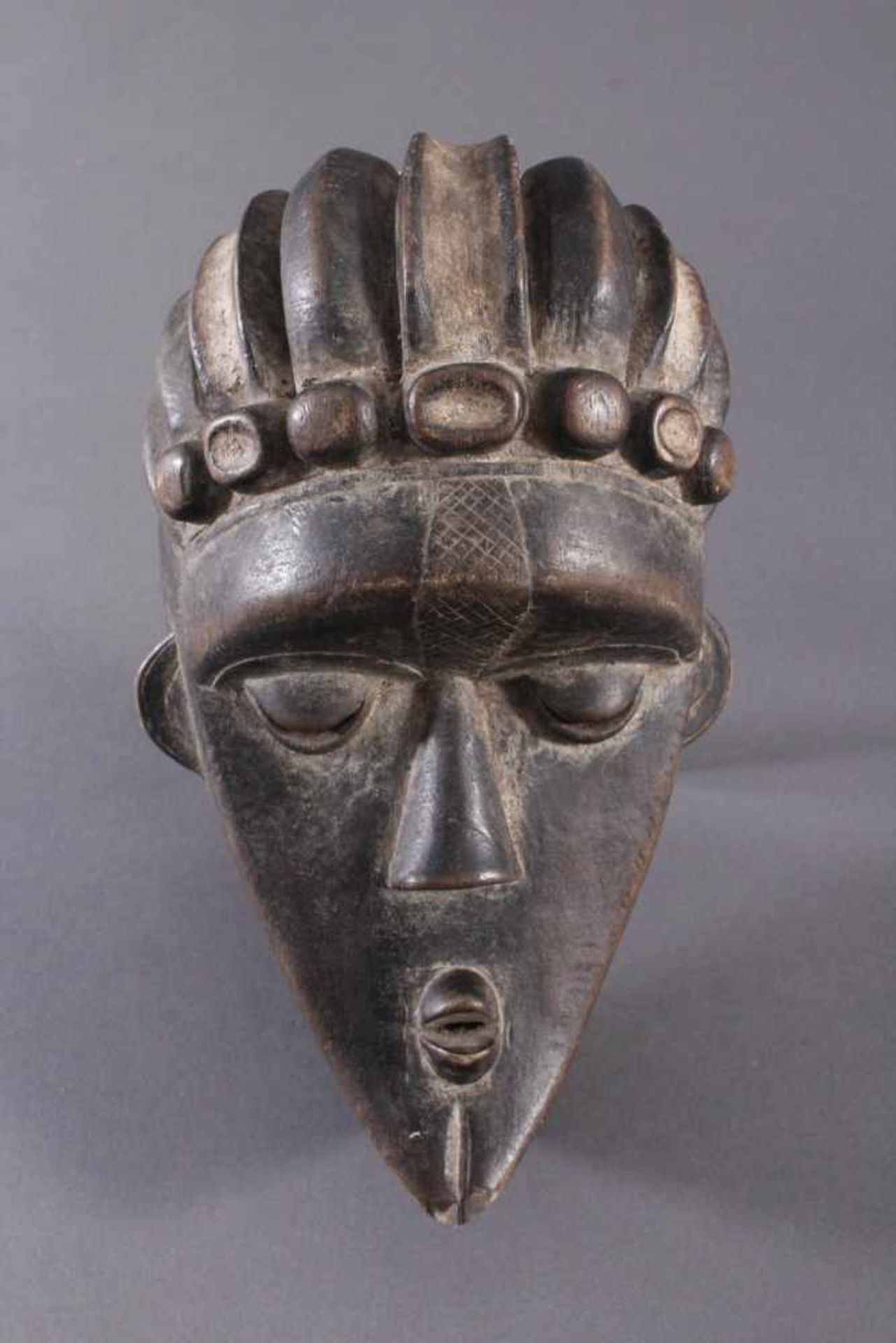 Antike Maske, Bassa, LiberiaHolz, geschnitzt, dunkle Patina, ovales Gesichtsfeld mit spitz