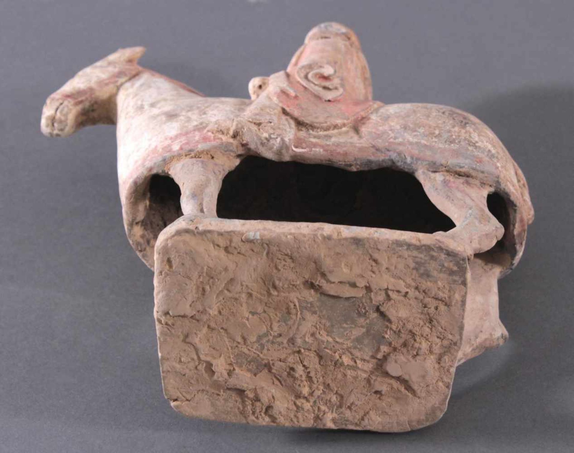 China Six-Dynastie, Pferd mit Reiter aus gebranntem TonPferd und Reiter sind ausführlich, mit - Image 6 of 7