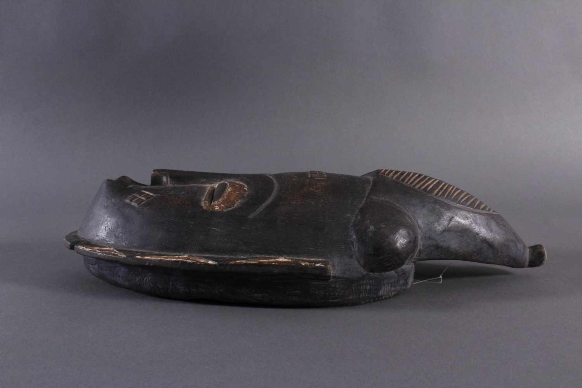 Antike Maske, Baule, ElfenbeinküsteHolz, geschnitzt, dunkle Patina, Reste weißer Bemalung, - Image 5 of 6