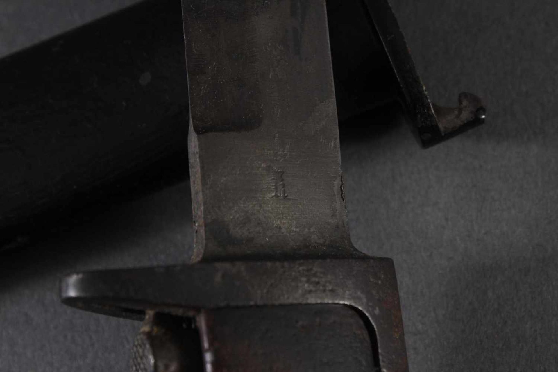 Zwei Messer und ein SeitengewehrZwei kleine Messer, beide mit Holzgriff, hiervon einmal fein - Bild 4 aus 4