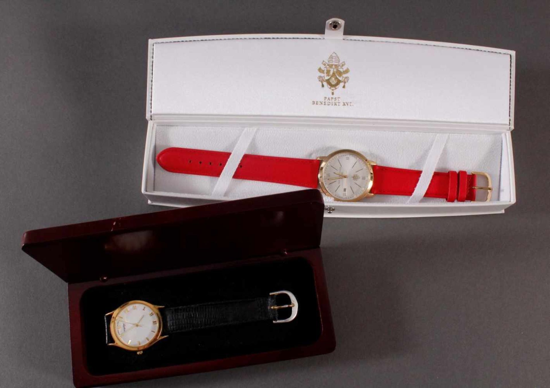 2 Armbanduhren1x Armbanduhr Papst Benedikt XVI. Limitiert auf 1000 Stück. in weißer Uhrenschachtel.