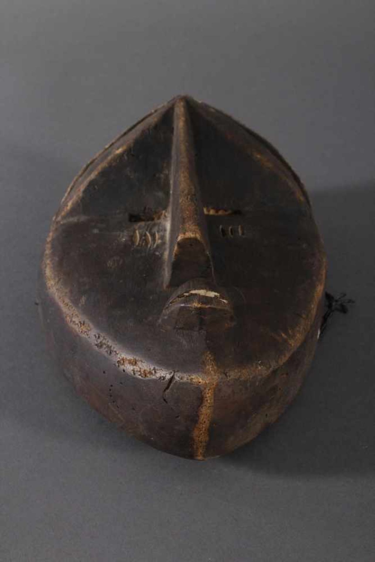 Antike Maske, Lwalwa, KongoHolz, geschnitzt, schwarz gefärbt, Spitzovales Gesicht, lange schmale - Image 4 of 6